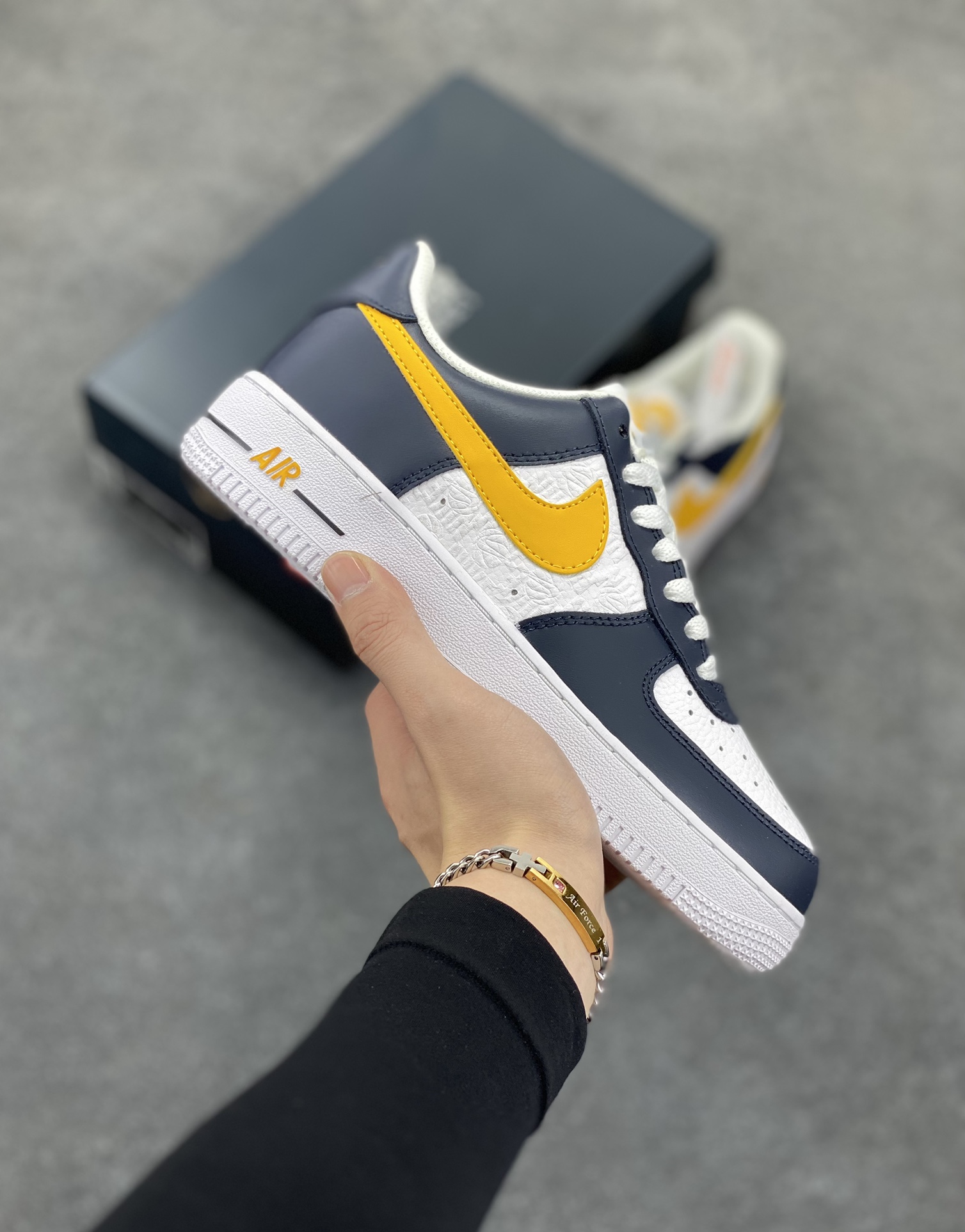 福利特价 Nike Air Force 1 Low 压花暗蓝白黄 空军一号低帮运动休闲板鞋 原楦头原纸板 打造纯正空军版型#专注外贸渠道 全掌内置蜂窝气垫 #原盒配件 原厂中底钢印、拉帮完美 货号：FJ4209-400 尺码：36 36.5 37.5 38 38.5 39 40 40.5 41 42 42.5 43 44 44.5 45-选品中心