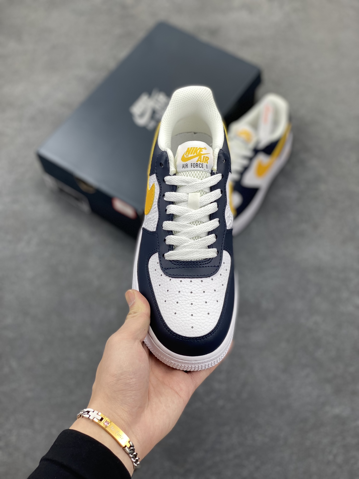 图片[2]-福利特价 Nike Air Force 1 Low 压花暗蓝白黄 空军一号低帮运动休闲板鞋 原楦头原纸板 打造纯正空军版型#专注外贸渠道 全掌内置蜂窝气垫 #原盒配件 原厂中底钢印、拉帮完美 货号：FJ4209-400 尺码：36 36.5 37.5 38 38.5 39 40 40.5 41 42 42.5 43 44 44.5 45-选品中心