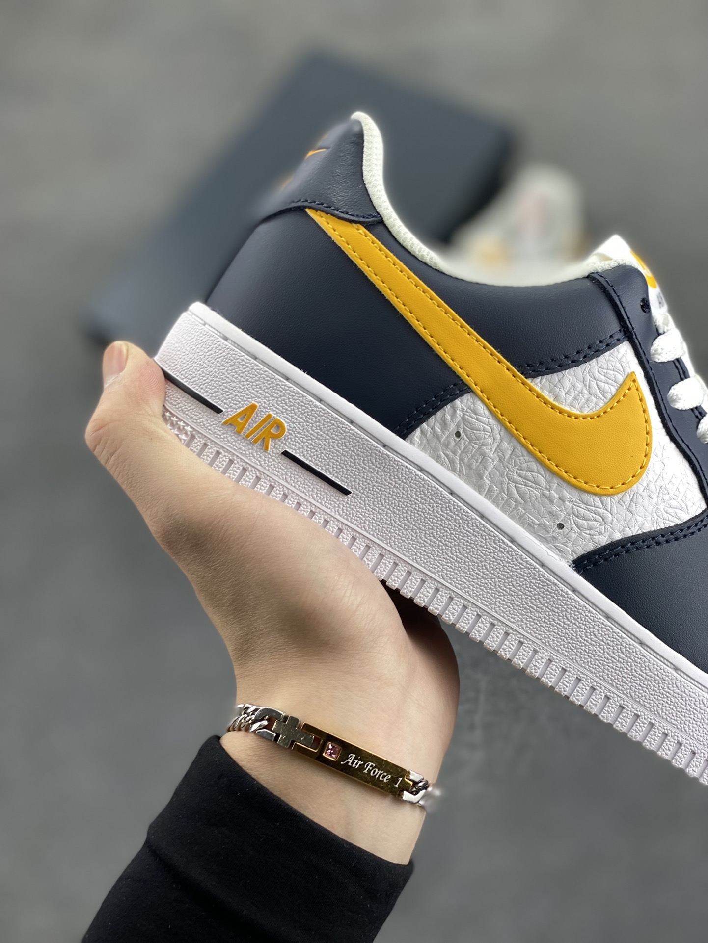 图片[6]-福利特价 Nike Air Force 1 Low 压花暗蓝白黄 空军一号低帮运动休闲板鞋 原楦头原纸板 打造纯正空军版型#专注外贸渠道 全掌内置蜂窝气垫 #原盒配件 原厂中底钢印、拉帮完美 货号：FJ4209-400 尺码：36 36.5 37.5 38 38.5 39 40 40.5 41 42 42.5 43 44 44.5 45-选品中心