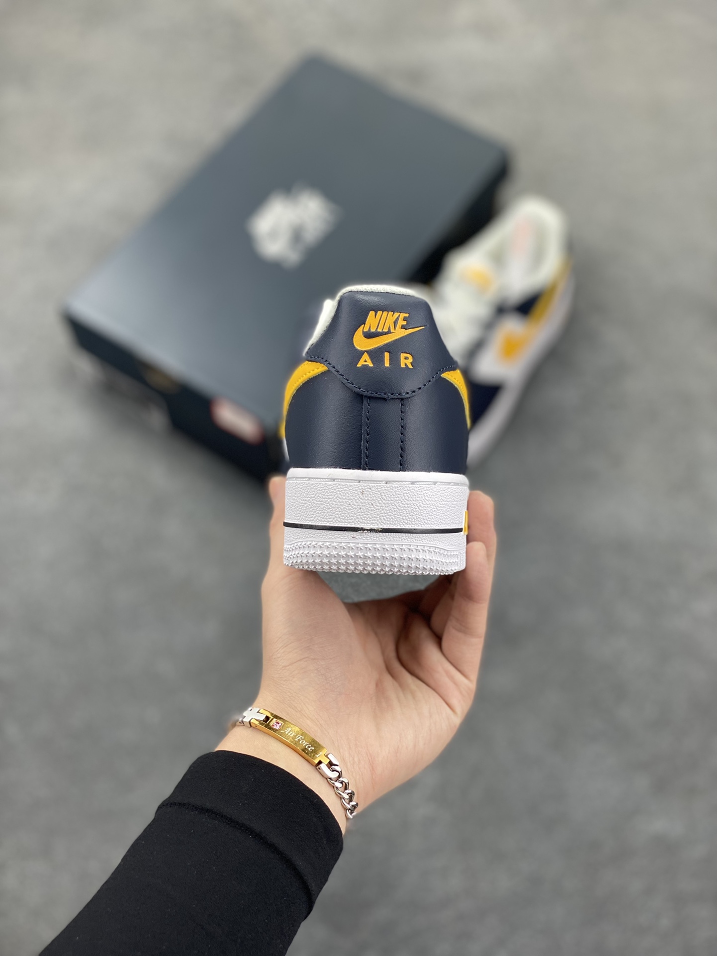 图片[4]-福利特价 Nike Air Force 1 Low 压花暗蓝白黄 空军一号低帮运动休闲板鞋 原楦头原纸板 打造纯正空军版型#专注外贸渠道 全掌内置蜂窝气垫 #原盒配件 原厂中底钢印、拉帮完美 货号：FJ4209-400 尺码：36 36.5 37.5 38 38.5 39 40 40.5 41 42 42.5 43 44 44.5 45-选品中心