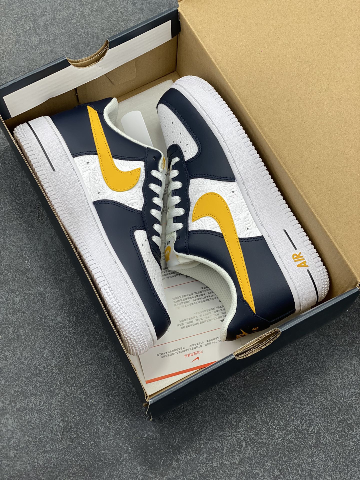 图片[9]-福利特价 Nike Air Force 1 Low 压花暗蓝白黄 空军一号低帮运动休闲板鞋 原楦头原纸板 打造纯正空军版型#专注外贸渠道 全掌内置蜂窝气垫 #原盒配件 原厂中底钢印、拉帮完美 货号：FJ4209-400 尺码：36 36.5 37.5 38 38.5 39 40 40.5 41 42 42.5 43 44 44.5 45-选品中心