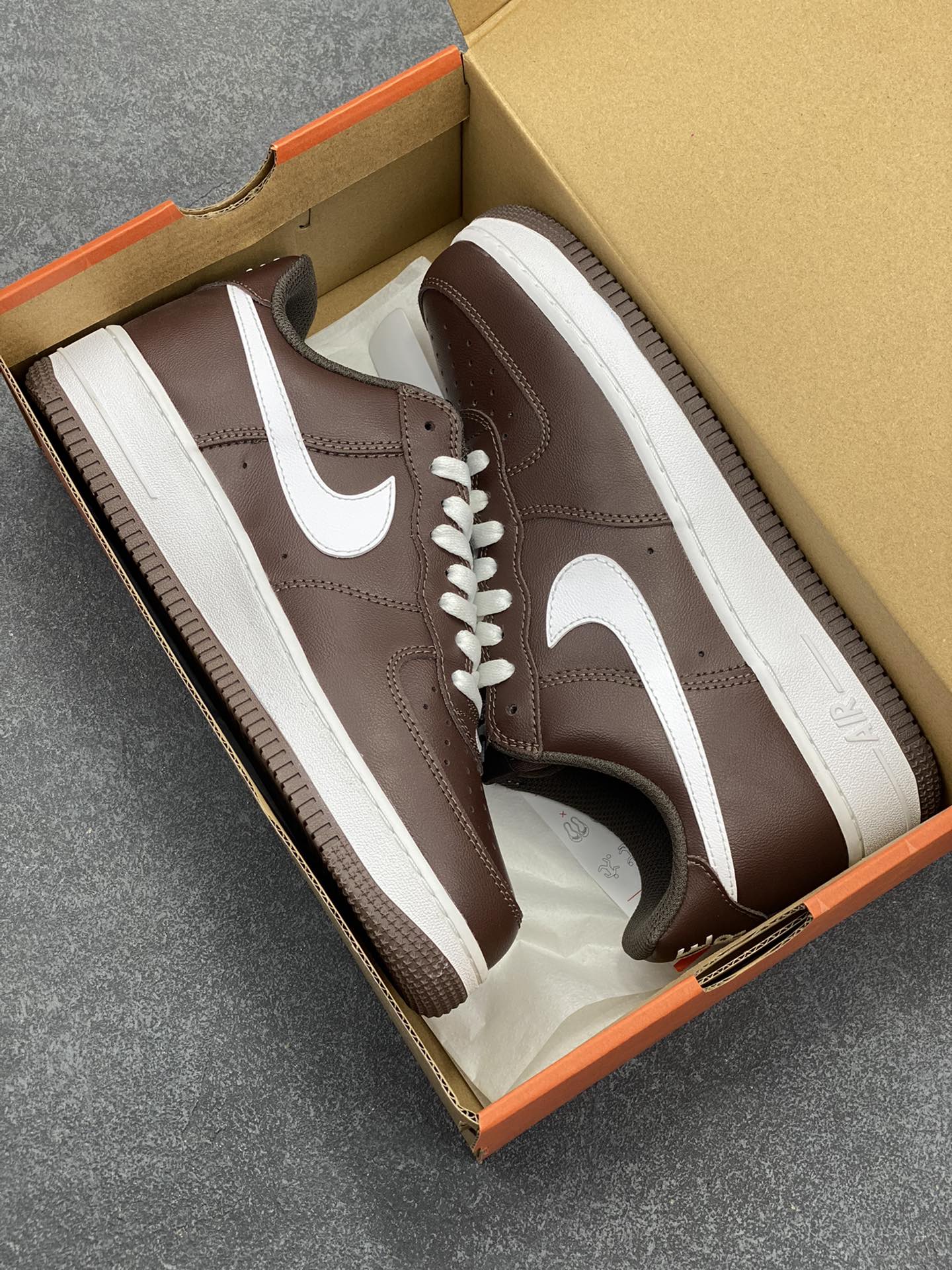 图片[9]-福利特价 Nike Air Force 1 Low 白棕 空军一号低帮运动休闲板鞋 原楦头原纸板 打造纯正空军版型#专注外贸渠道 全掌内置蜂窝气垫 #原盒配件 原厂中底钢印、拉帮完美 货号：FD7039-200 尺码：36 36.5 37.5 38 38.5 39 40 40.5 41 42 42.5 43 44 44.5 45-选品中心