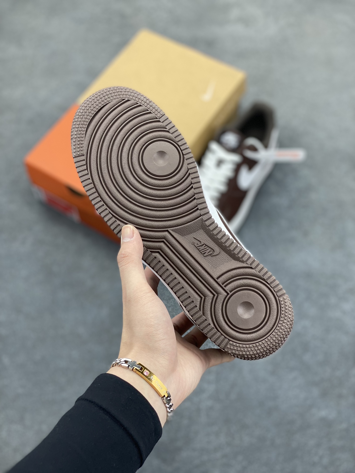 图片[5]-福利特价 Nike Air Force 1 Low 白棕 空军一号低帮运动休闲板鞋 原楦头原纸板 打造纯正空军版型#专注外贸渠道 全掌内置蜂窝气垫 #原盒配件 原厂中底钢印、拉帮完美 货号：FD7039-200 尺码：36 36.5 37.5 38 38.5 39 40 40.5 41 42 42.5 43 44 44.5 45-选品中心