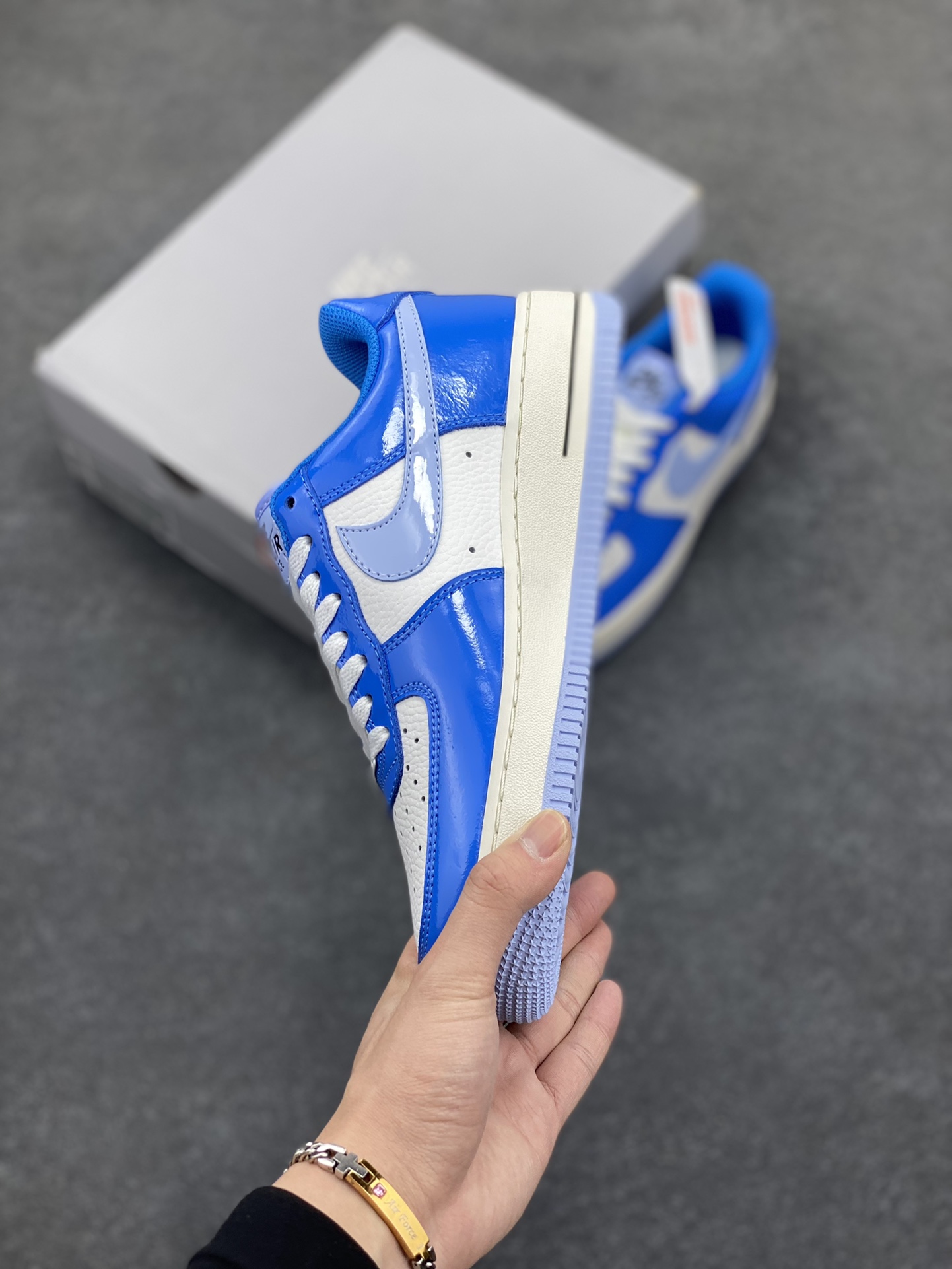 图片[3]-福利特价 Nike Air Force 1 Low 亮面漆皮白蓝 空军一号低帮运动休闲板鞋 原楦头原纸板 打造纯正空军版型#专注外贸渠道 全掌内置蜂窝气垫 #原盒配件 原厂中底钢印、拉帮完美 货号：FJ4801-400 尺码：36 36.5 37.5 38 38.5 39 40 40.5 41 42 42.5 43 44 44.5 45-选品中心