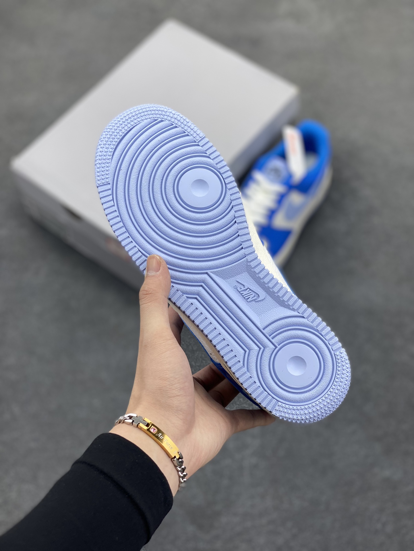 图片[5]-福利特价 Nike Air Force 1 Low 亮面漆皮白蓝 空军一号低帮运动休闲板鞋 原楦头原纸板 打造纯正空军版型#专注外贸渠道 全掌内置蜂窝气垫 #原盒配件 原厂中底钢印、拉帮完美 货号：FJ4801-400 尺码：36 36.5 37.5 38 38.5 39 40 40.5 41 42 42.5 43 44 44.5 45-选品中心
