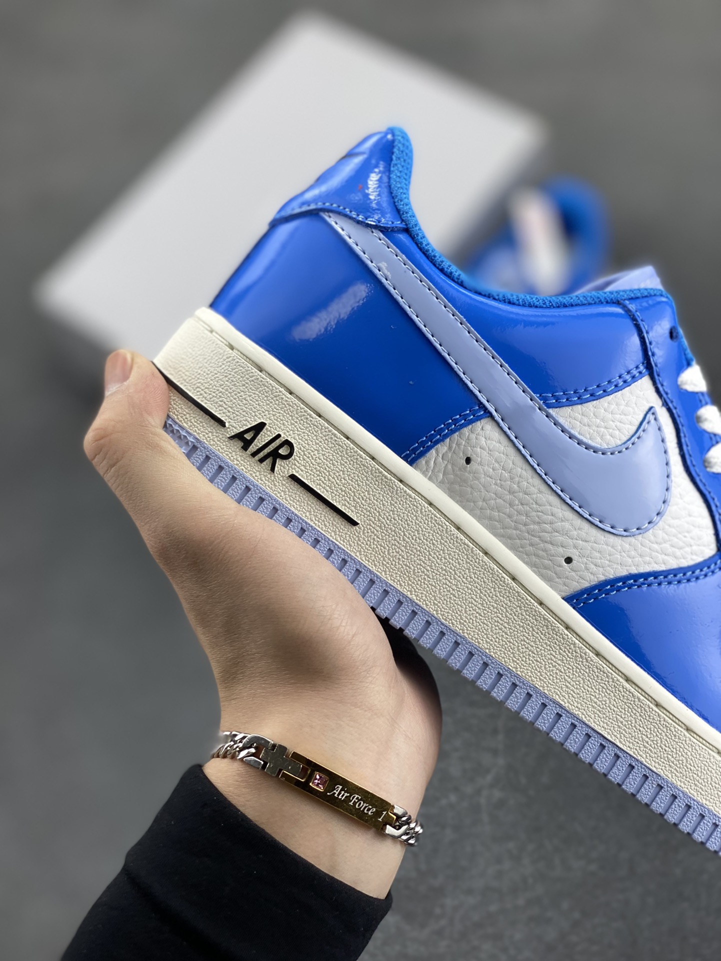 图片[6]-福利特价 Nike Air Force 1 Low 亮面漆皮白蓝 空军一号低帮运动休闲板鞋 原楦头原纸板 打造纯正空军版型#专注外贸渠道 全掌内置蜂窝气垫 #原盒配件 原厂中底钢印、拉帮完美 货号：FJ4801-400 尺码：36 36.5 37.5 38 38.5 39 40 40.5 41 42 42.5 43 44 44.5 45-选品中心