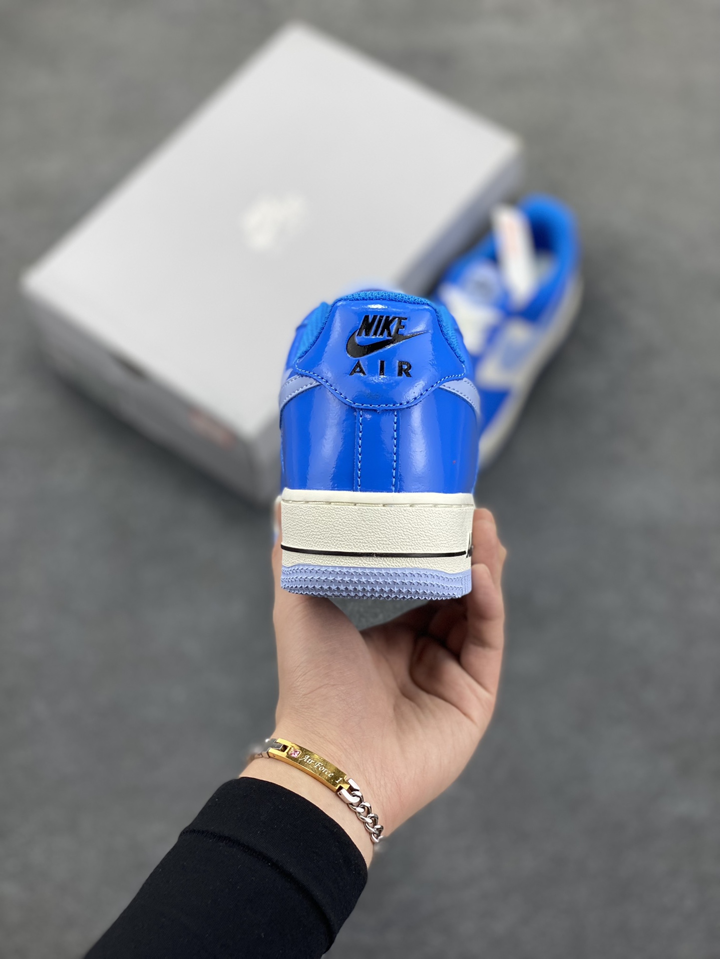 图片[4]-福利特价 Nike Air Force 1 Low 亮面漆皮白蓝 空军一号低帮运动休闲板鞋 原楦头原纸板 打造纯正空军版型#专注外贸渠道 全掌内置蜂窝气垫 #原盒配件 原厂中底钢印、拉帮完美 货号：FJ4801-400 尺码：36 36.5 37.5 38 38.5 39 40 40.5 41 42 42.5 43 44 44.5 45-选品中心