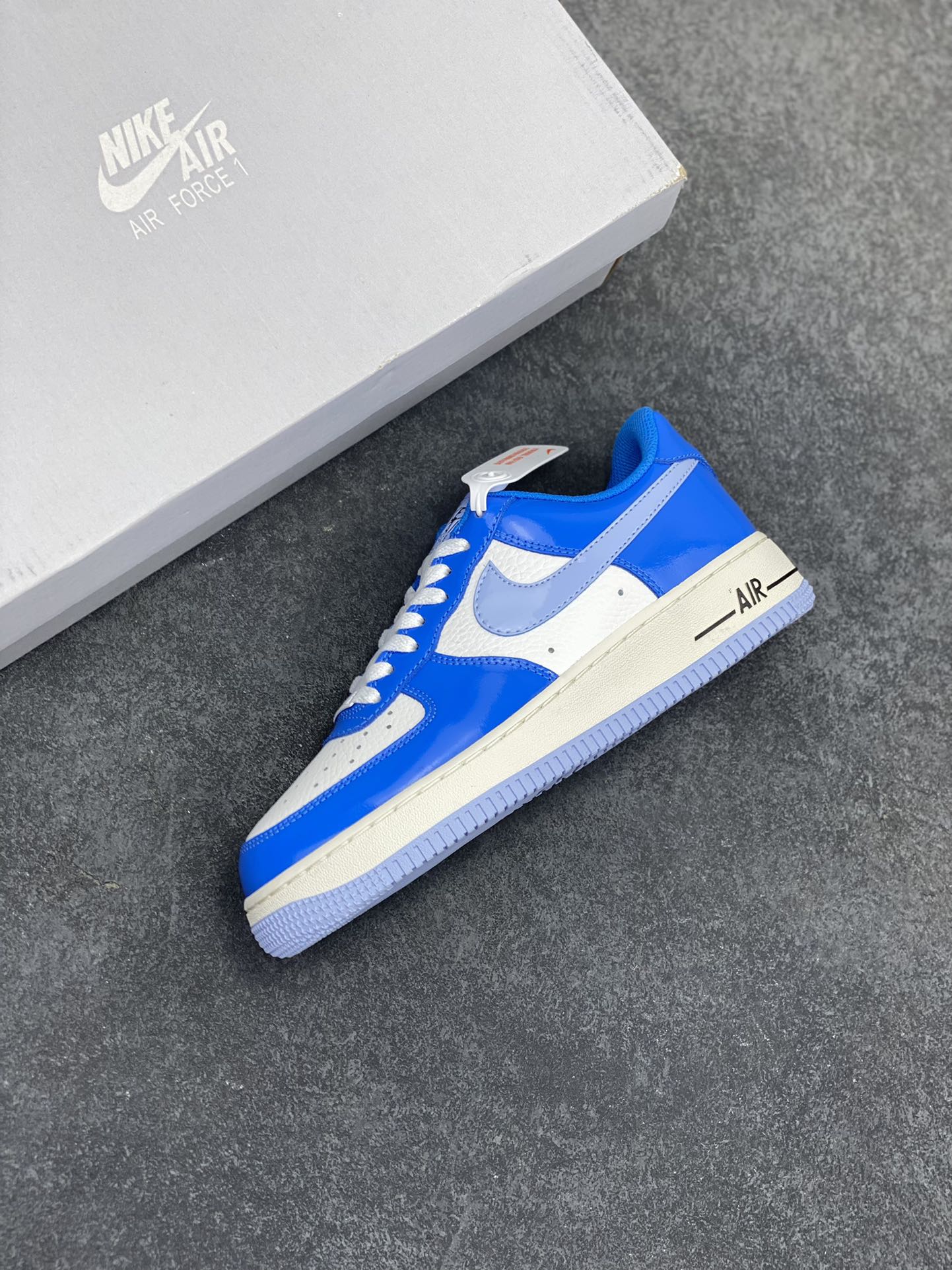 图片[7]-福利特价 Nike Air Force 1 Low 亮面漆皮白蓝 空军一号低帮运动休闲板鞋 原楦头原纸板 打造纯正空军版型#专注外贸渠道 全掌内置蜂窝气垫 #原盒配件 原厂中底钢印、拉帮完美 货号：FJ4801-400 尺码：36 36.5 37.5 38 38.5 39 40 40.5 41 42 42.5 43 44 44.5 45-选品中心