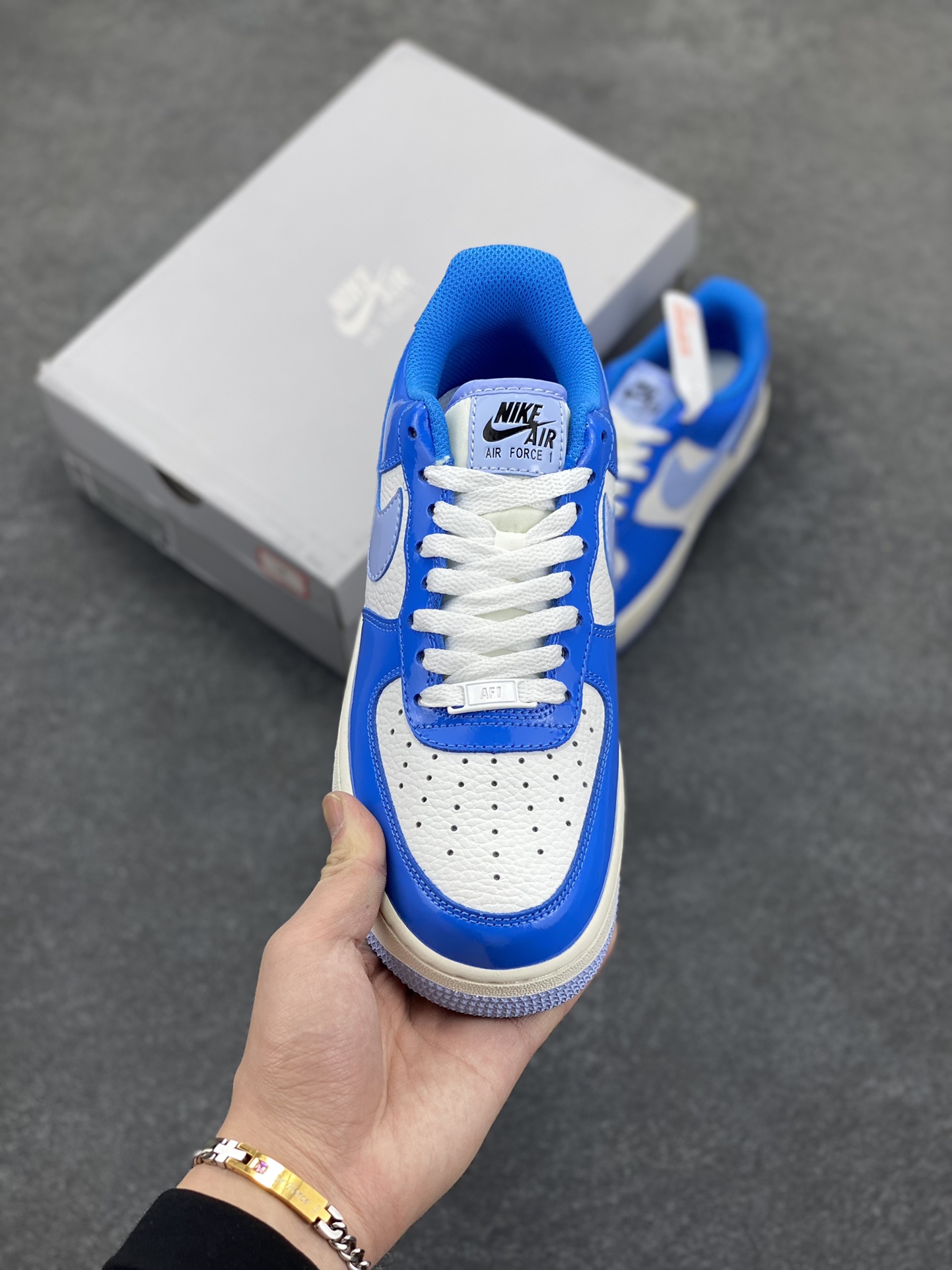 图片[2]-福利特价 Nike Air Force 1 Low 亮面漆皮白蓝 空军一号低帮运动休闲板鞋 原楦头原纸板 打造纯正空军版型#专注外贸渠道 全掌内置蜂窝气垫 #原盒配件 原厂中底钢印、拉帮完美 货号：FJ4801-400 尺码：36 36.5 37.5 38 38.5 39 40 40.5 41 42 42.5 43 44 44.5 45-选品中心