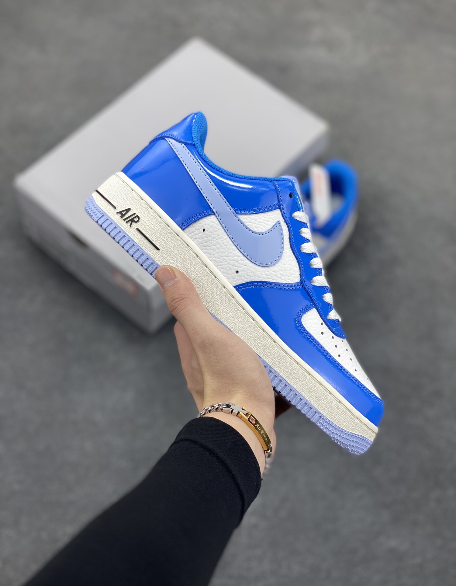 福利特价 Nike Air Force 1 Low 亮面漆皮白蓝 空军一号低帮运动休闲板鞋 原楦头原纸板 打造纯正空军版型#专注外贸渠道 全掌内置蜂窝气垫 #原盒配件 原厂中底钢印、拉帮完美 货号：FJ4801-400 尺码：36 36.5 37.5 38 38.5 39 40 40.5 41 42 42.5 43 44 44.5 45-选品中心