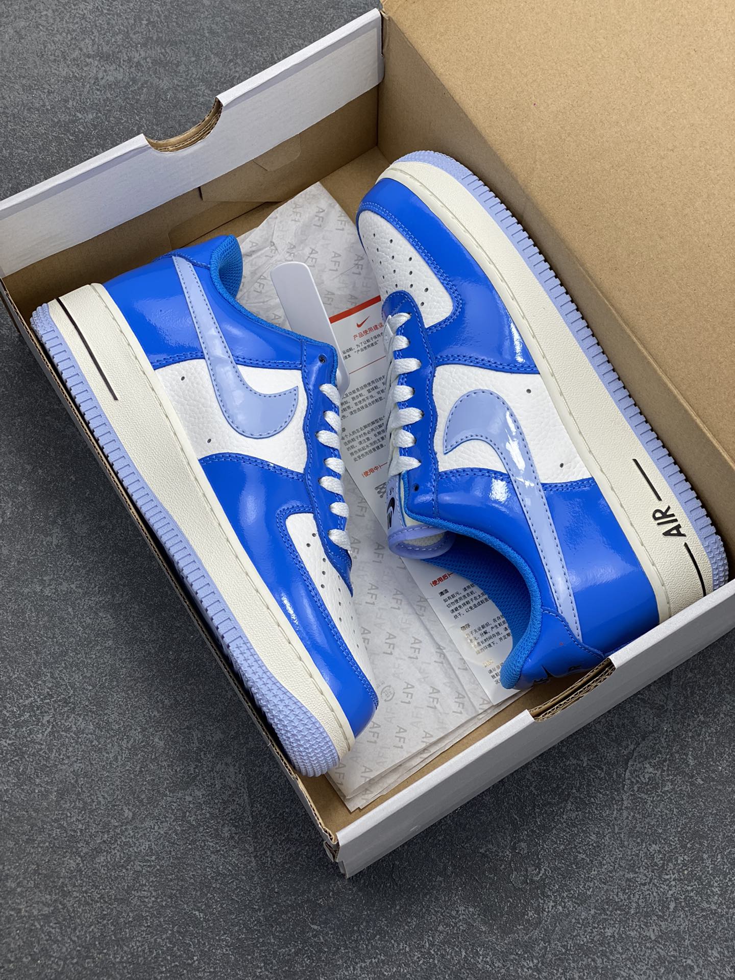 图片[9]-福利特价 Nike Air Force 1 Low 亮面漆皮白蓝 空军一号低帮运动休闲板鞋 原楦头原纸板 打造纯正空军版型#专注外贸渠道 全掌内置蜂窝气垫 #原盒配件 原厂中底钢印、拉帮完美 货号：FJ4801-400 尺码：36 36.5 37.5 38 38.5 39 40 40.5 41 42 42.5 43 44 44.5 45-选品中心