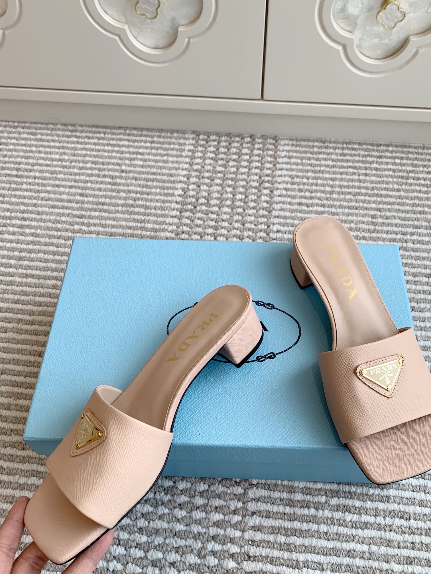 Prada Prada普拉达〰 新款 三角跟方头粗跟拖鞋