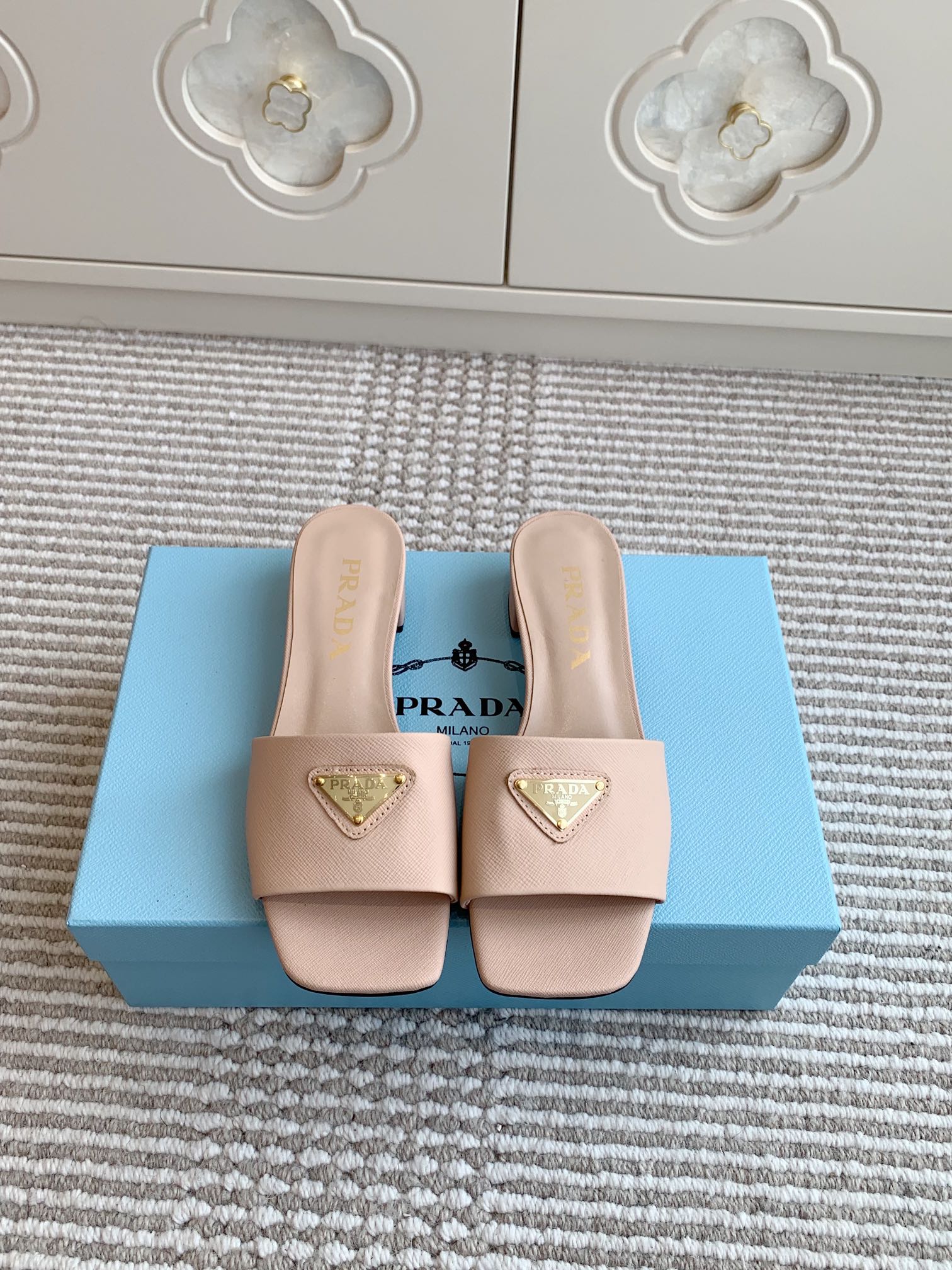 Prada Prada普拉达〰 新款 三角跟方头粗跟拖鞋