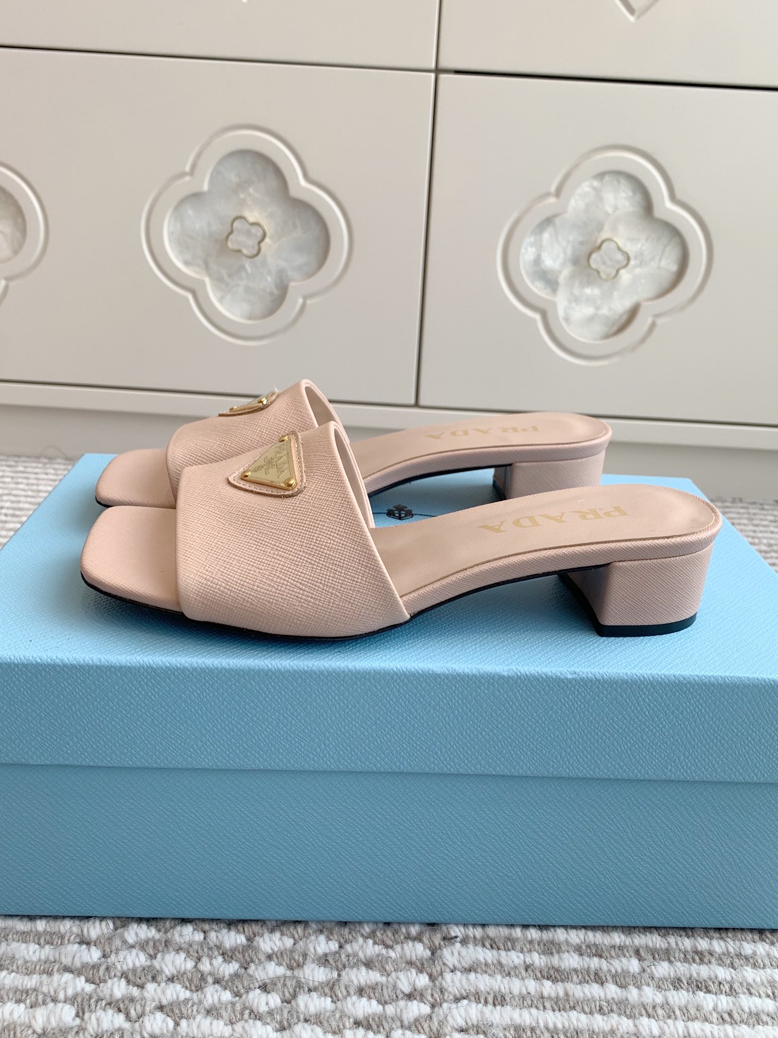 Prada Prada普拉达〰 新款 三角跟方头粗跟拖鞋