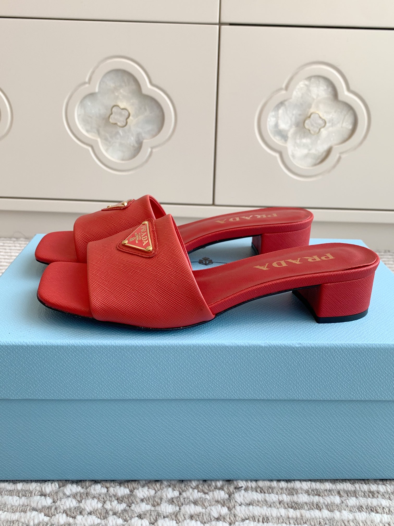 Prada Prada普拉达〰 新款 三角跟方头粗跟拖鞋