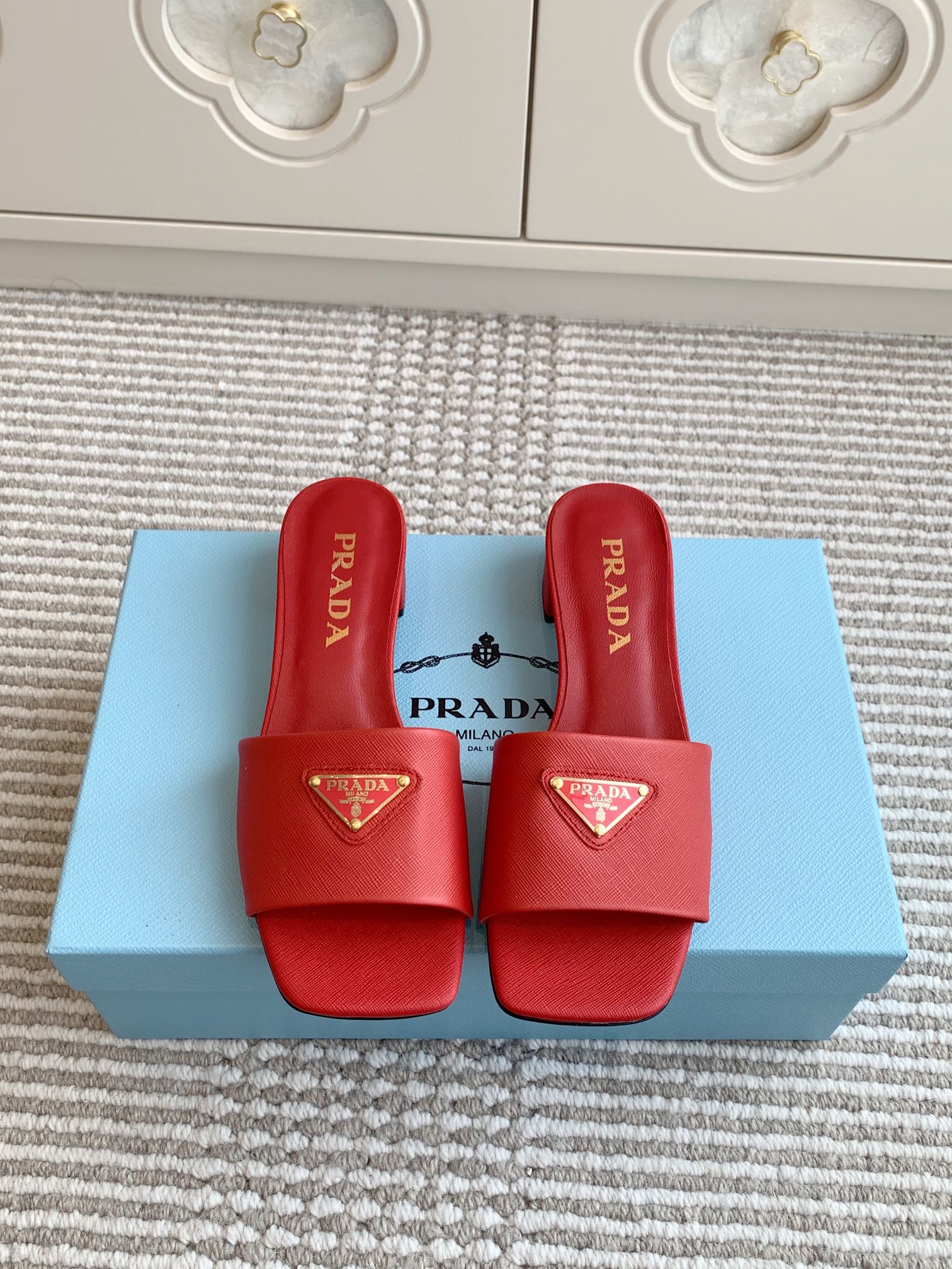 Prada Prada普拉达〰 新款 三角跟方头粗跟拖鞋