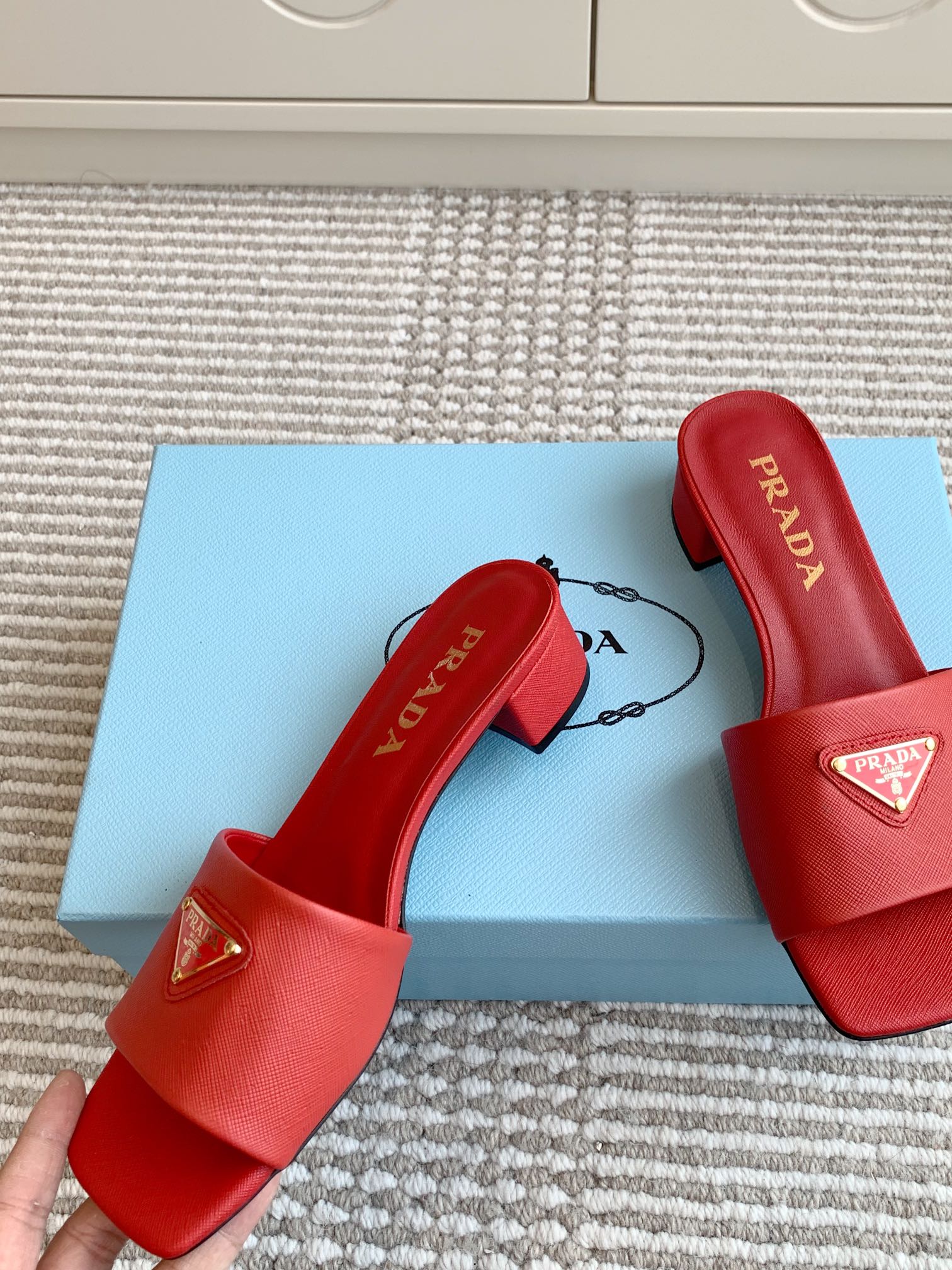 Prada Prada普拉达〰 新款 三角跟方头粗跟拖鞋