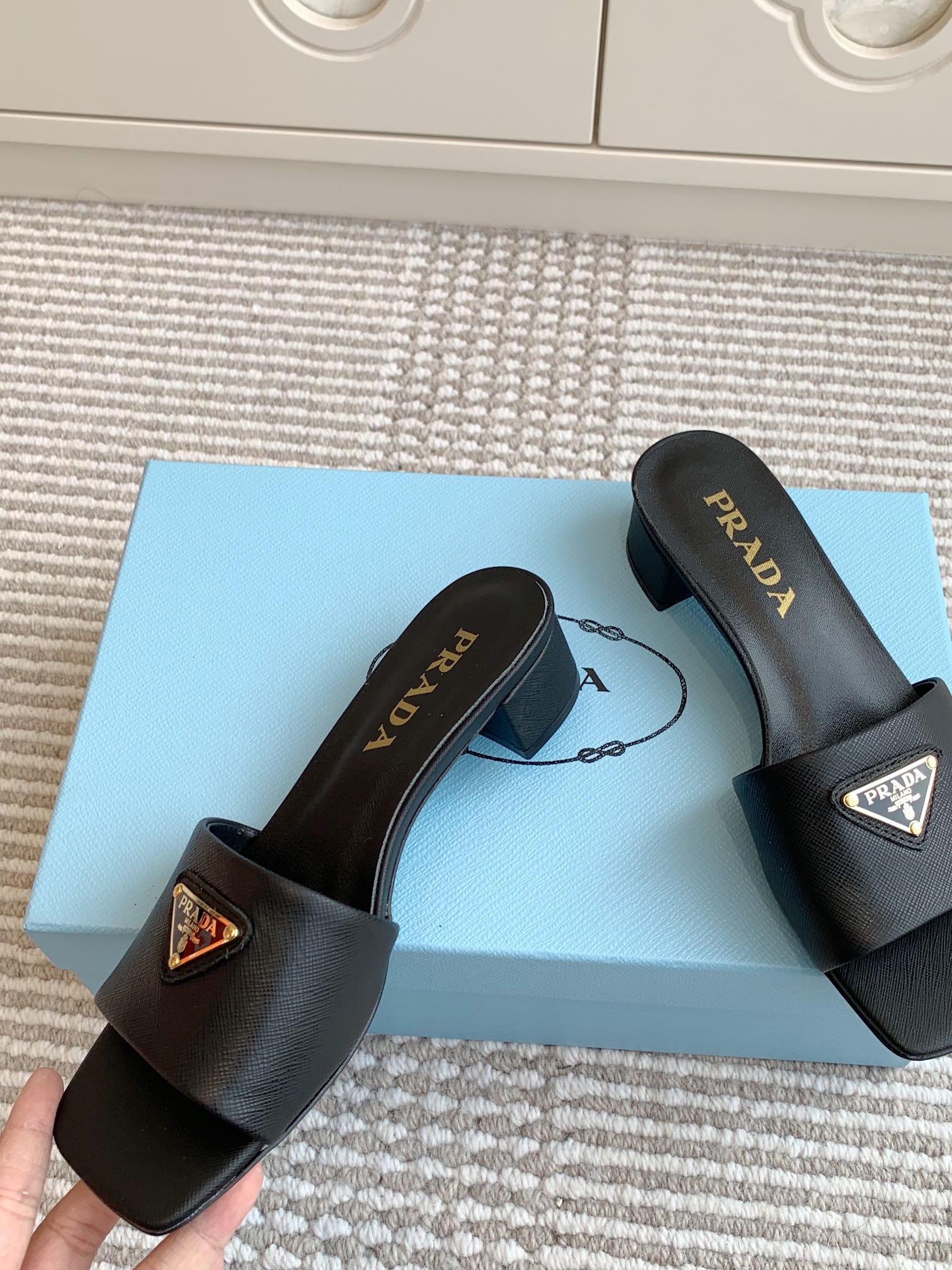 Prada Prada普拉达〰 新款 三角跟方头粗跟拖鞋