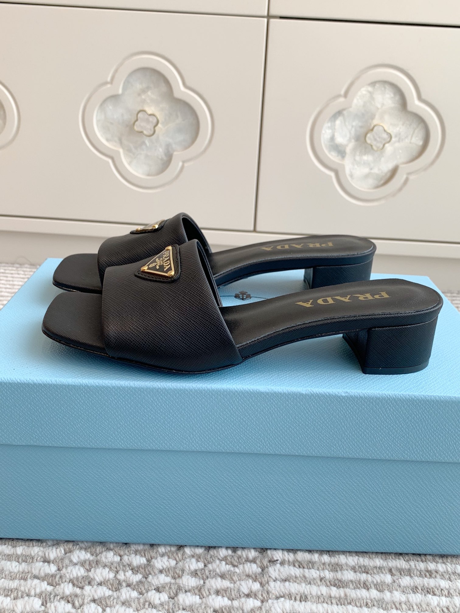 Prada Prada普拉达〰 新款 三角跟方头粗跟拖鞋