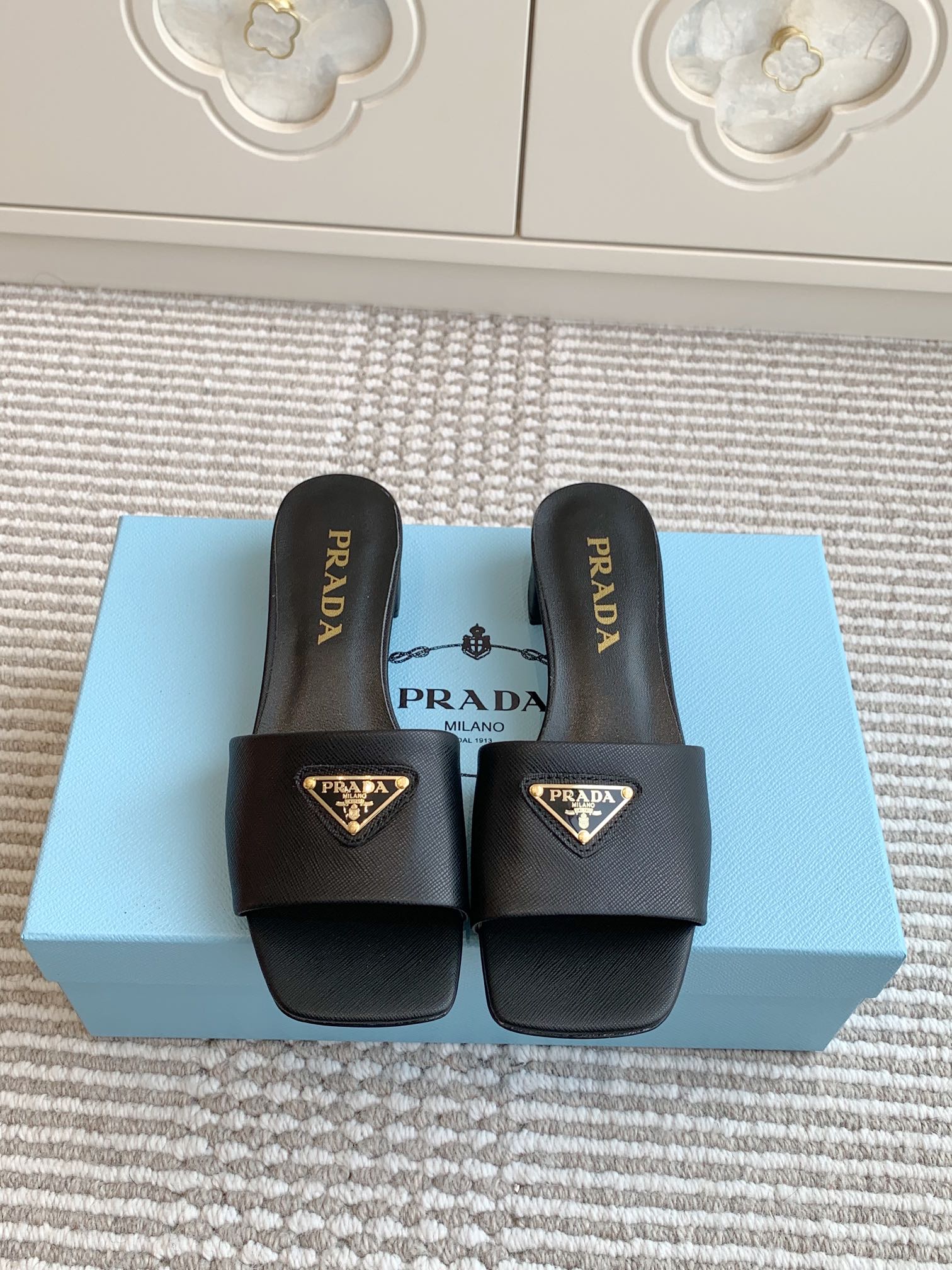 Prada Prada普拉达〰 新款 三角跟方头粗跟拖鞋