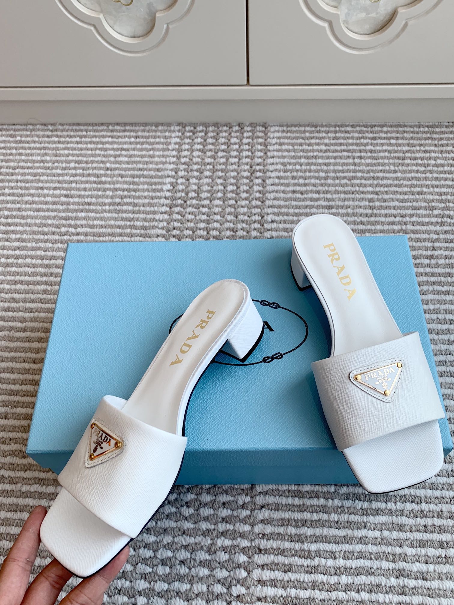 Prada Prada普拉达〰 新款 三角跟方头粗跟拖鞋