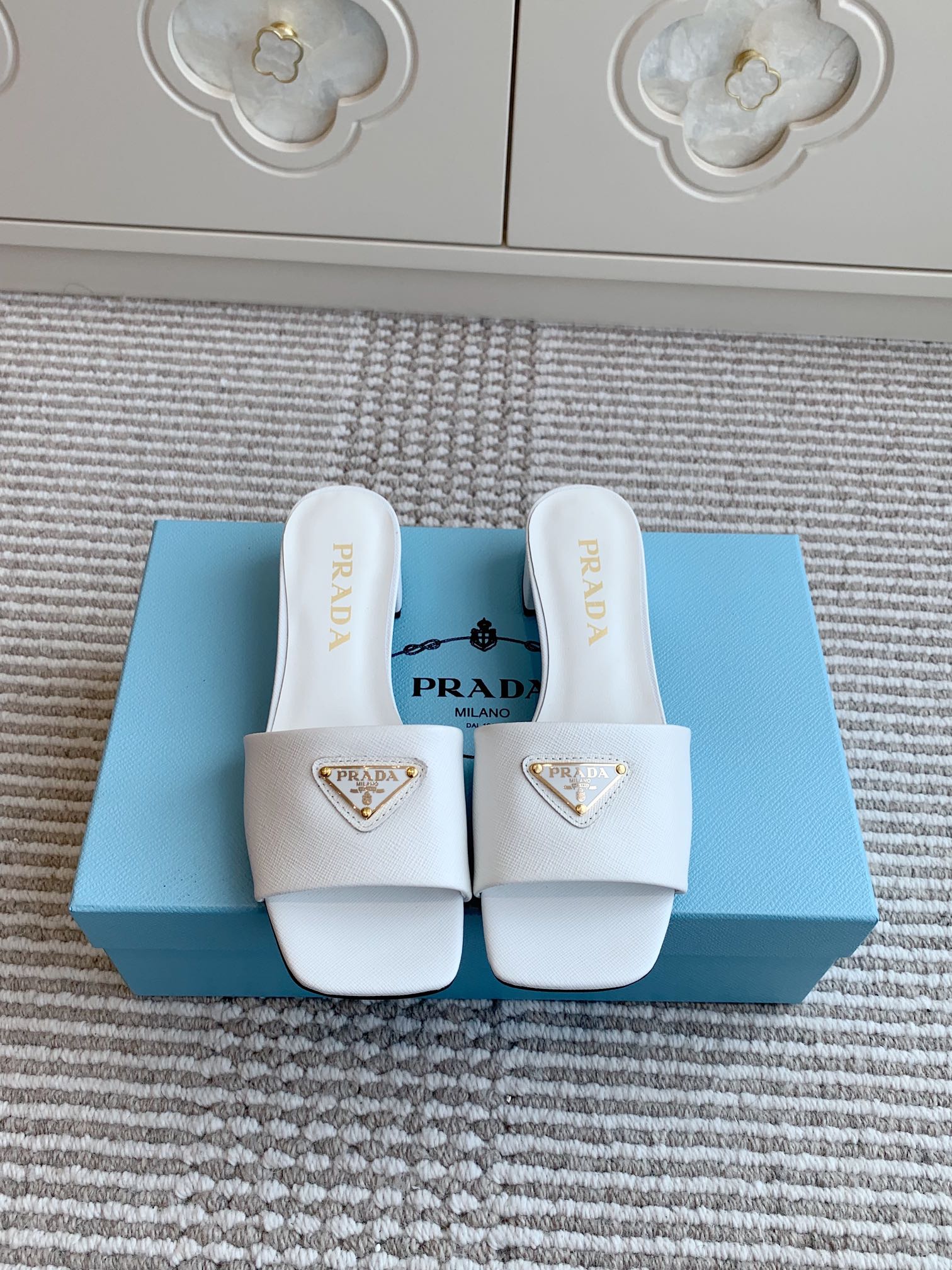 Prada Prada普拉达〰 新款 三角跟方头粗跟拖鞋
