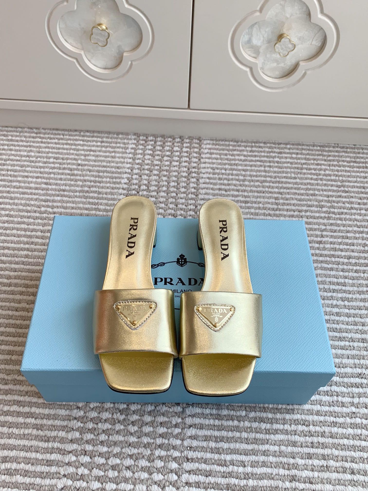 Prada Prada普拉达〰 新款 三角跟方头粗跟拖鞋