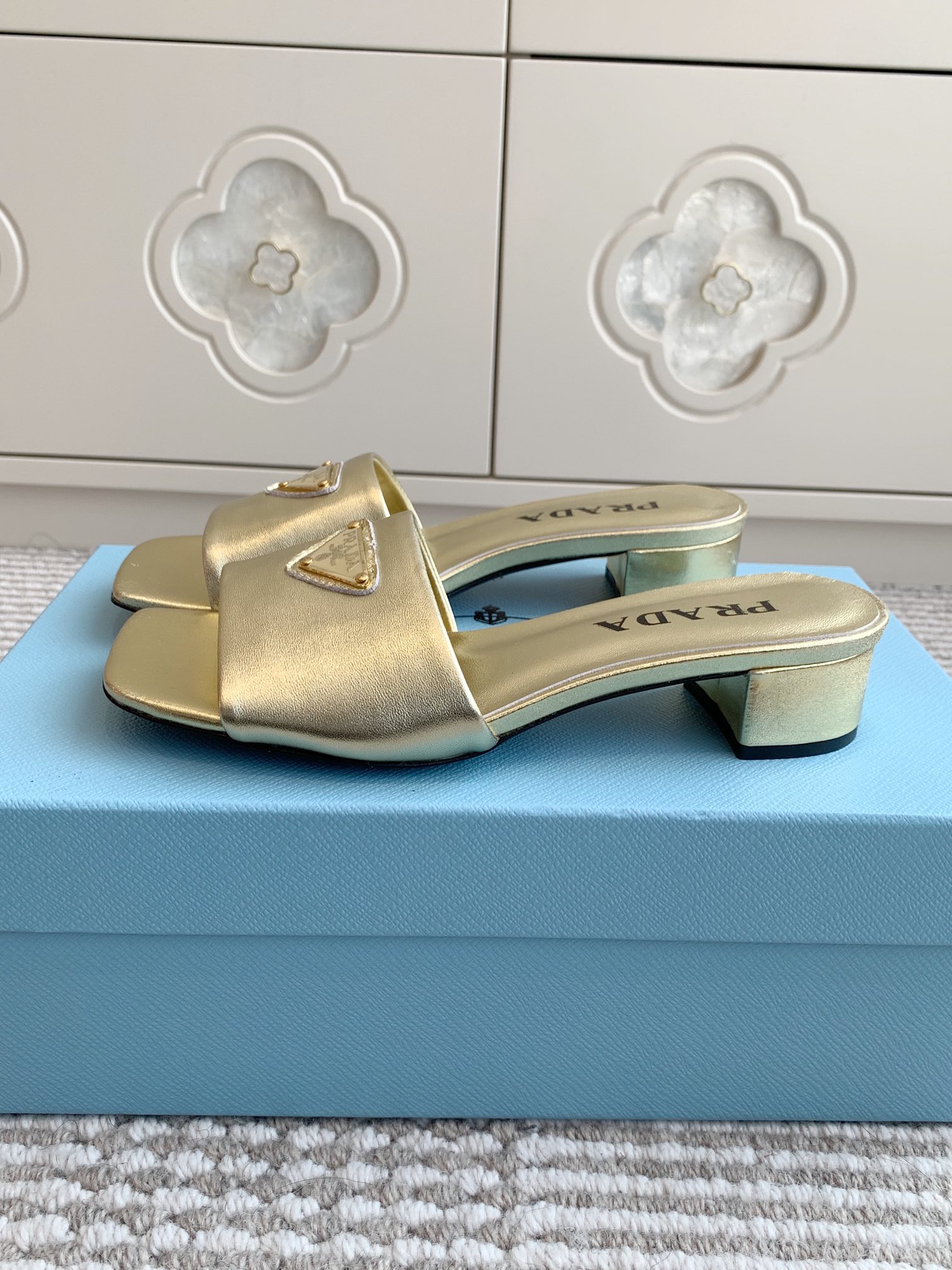 Prada Prada普拉达〰 新款 三角跟方头粗跟拖鞋