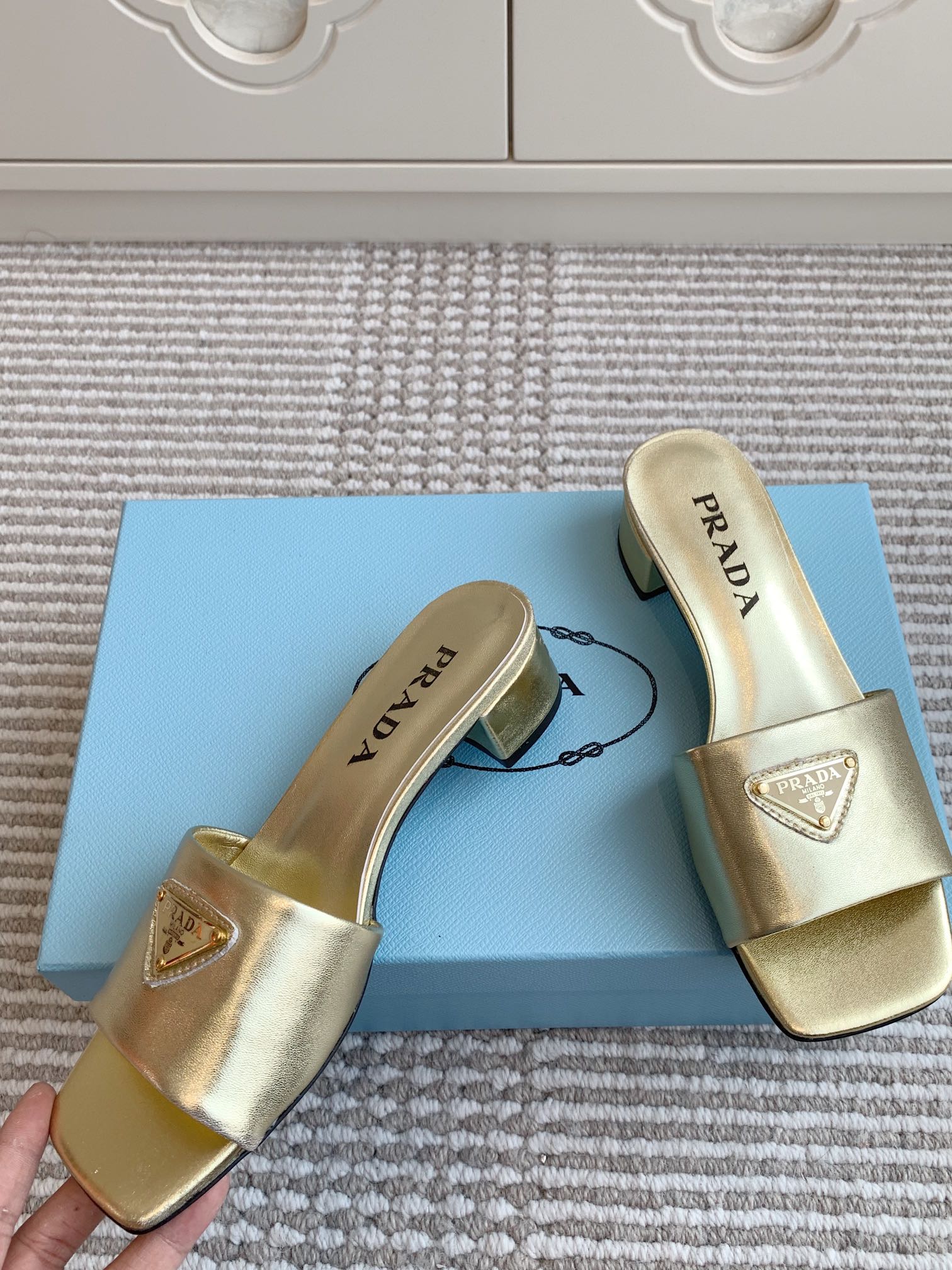 Prada Prada普拉达〰 新款 三角跟方头粗跟拖鞋