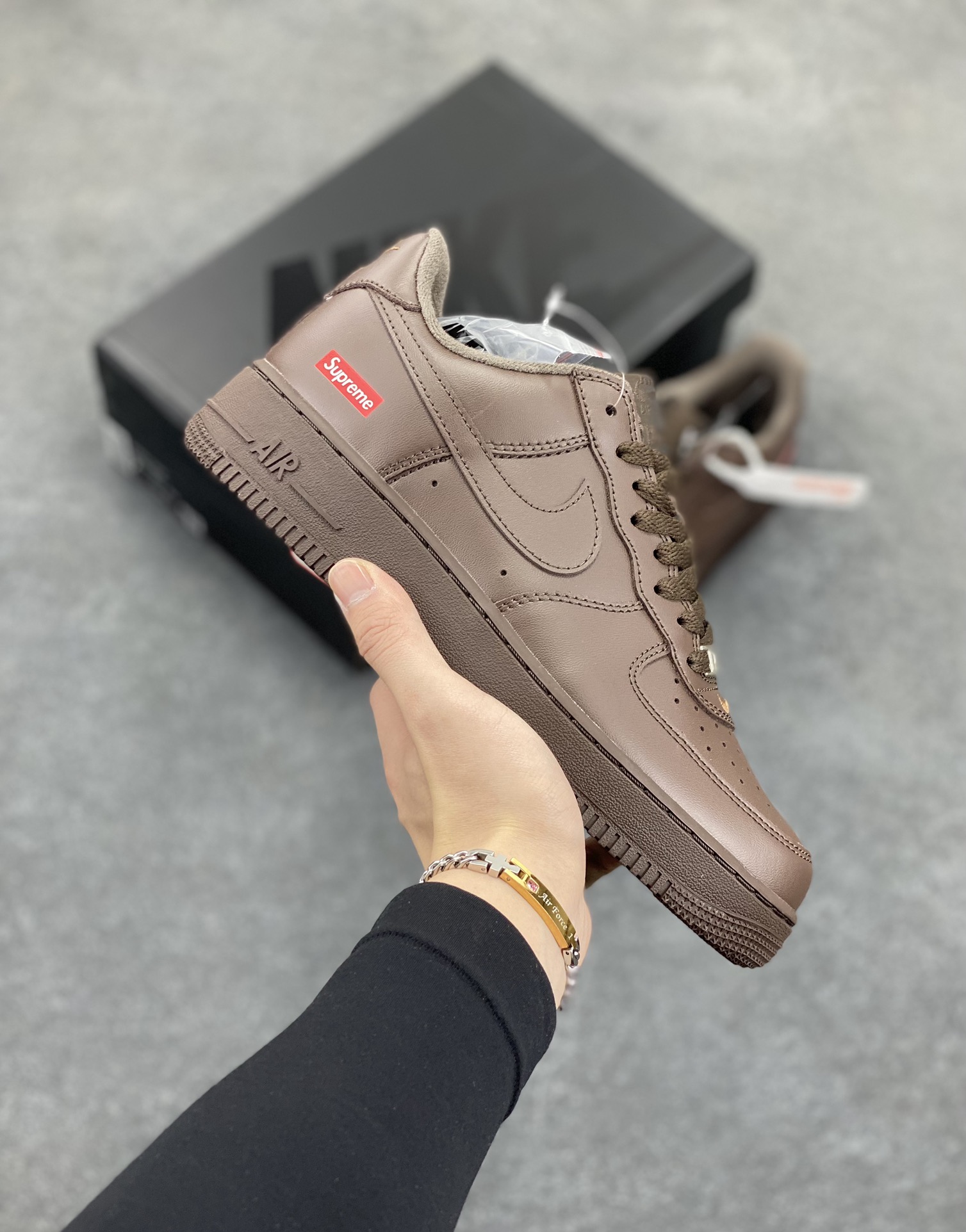 福利特价 Nike Air Force 1 Low Supreme联名 空军一号低帮运动休闲板鞋 原楦头原纸板 打造纯正空军版型#专注外贸渠道 全掌内置蜂窝气垫 #原盒配件 原厂中底钢印、拉帮完美 货号：CU9225-200 尺码：36 36.5 37.5 38 38.5 39 40 40.5 41 42 42.5 43 44 44.5 45-选品中心