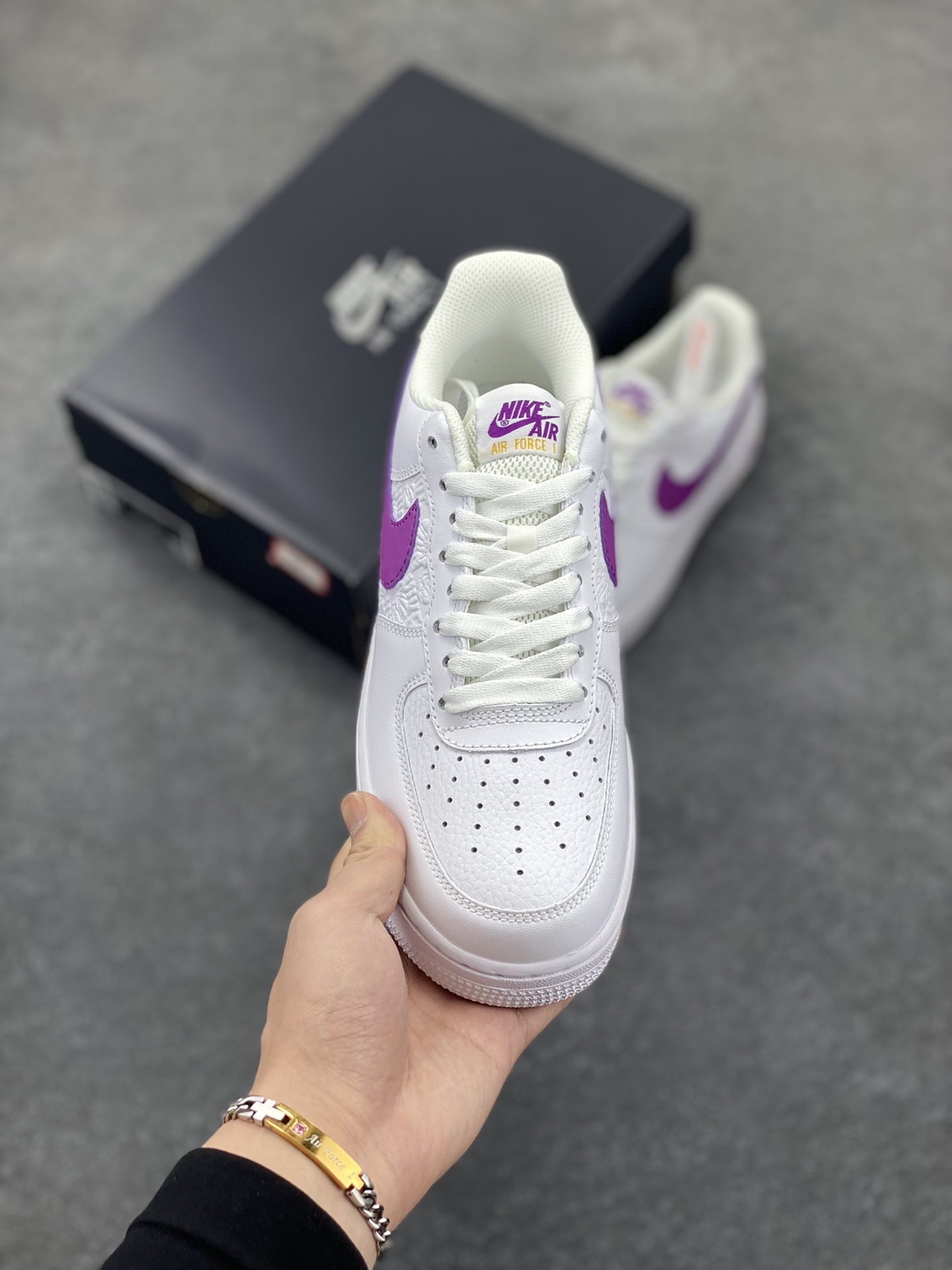 图片[2]-福利特价 Nike Air Force 1 Low 白紫勾 空军一号低帮运动休闲板鞋 原楦头原纸板 打造纯正空军版型#专注外贸渠道 全掌内置蜂窝气垫 #原盒配件 原厂中底钢印、拉帮完美 货号：FJ4209-100 尺码：36 36.5 37.5 38 38.5 39 40 40.5 41 42 42.5 43 44 44.5 45-选品中心