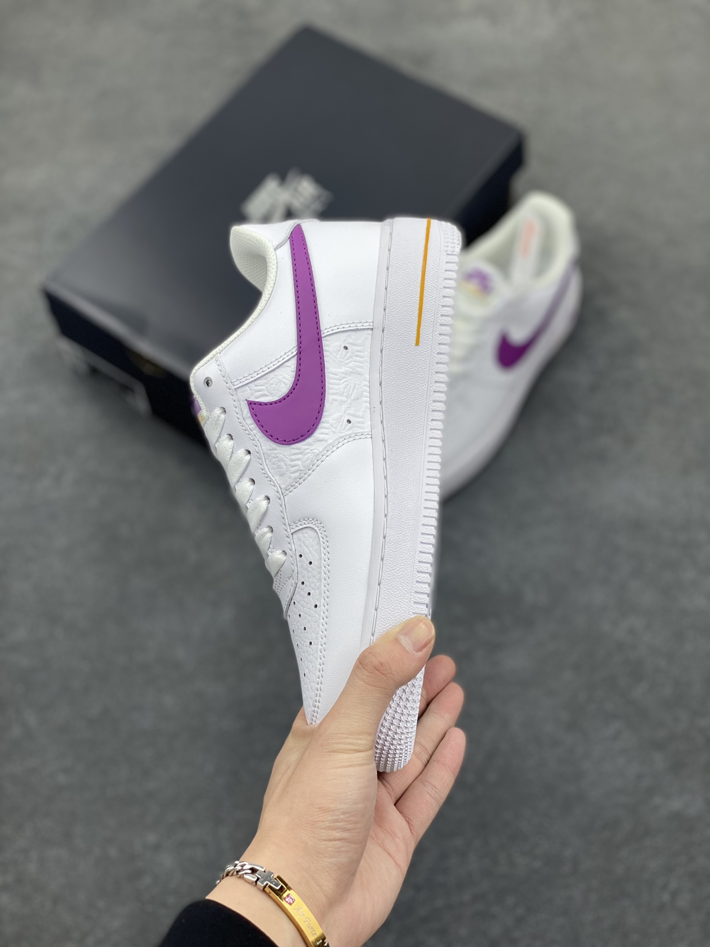 图片[3]-福利特价 Nike Air Force 1 Low 白紫勾 空军一号低帮运动休闲板鞋 原楦头原纸板 打造纯正空军版型#专注外贸渠道 全掌内置蜂窝气垫 #原盒配件 原厂中底钢印、拉帮完美 货号：FJ4209-100 尺码：36 36.5 37.5 38 38.5 39 40 40.5 41 42 42.5 43 44 44.5 45-选品中心