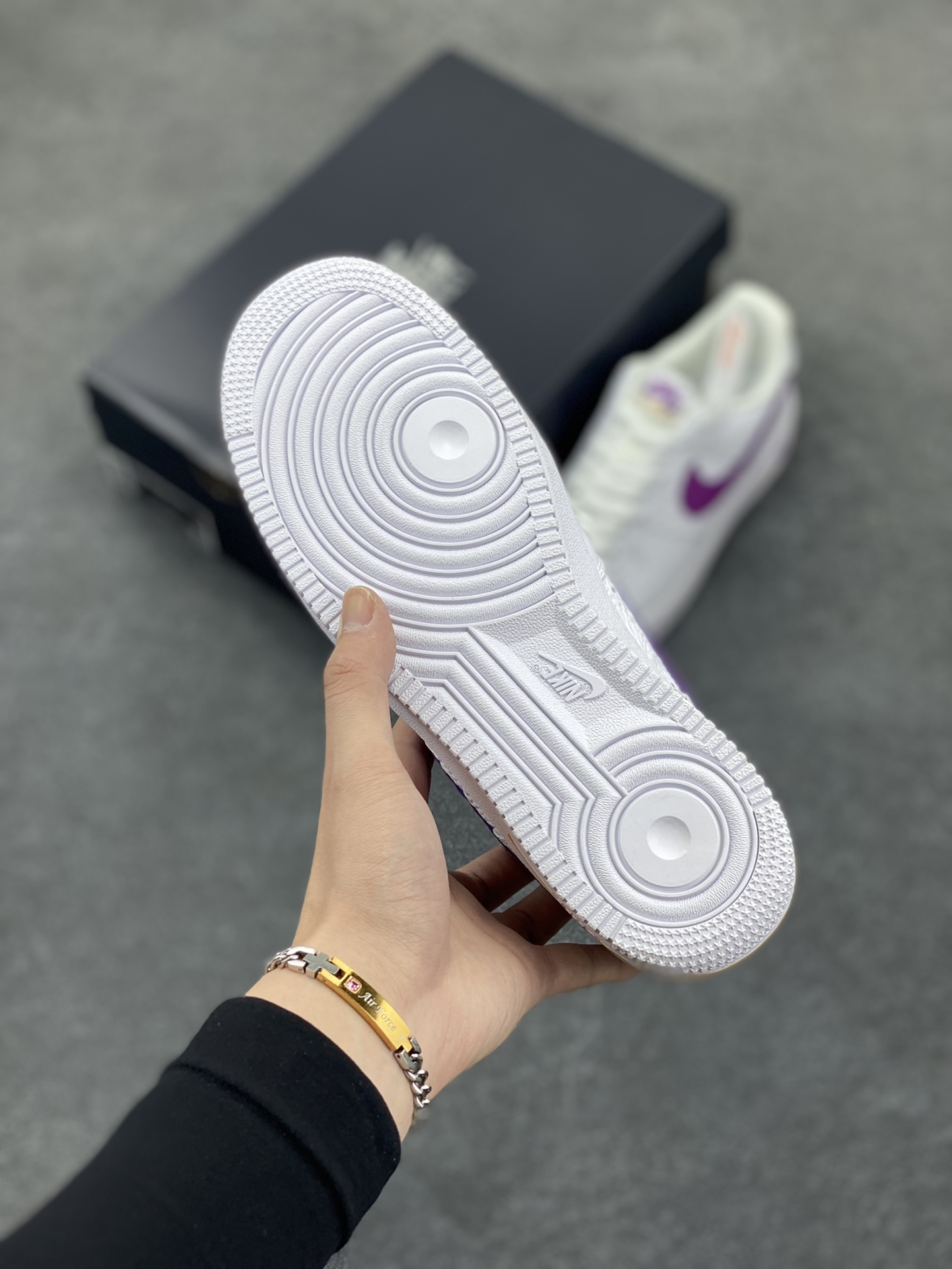 图片[5]-福利特价 Nike Air Force 1 Low 白紫勾 空军一号低帮运动休闲板鞋 原楦头原纸板 打造纯正空军版型#专注外贸渠道 全掌内置蜂窝气垫 #原盒配件 原厂中底钢印、拉帮完美 货号：FJ4209-100 尺码：36 36.5 37.5 38 38.5 39 40 40.5 41 42 42.5 43 44 44.5 45-选品中心