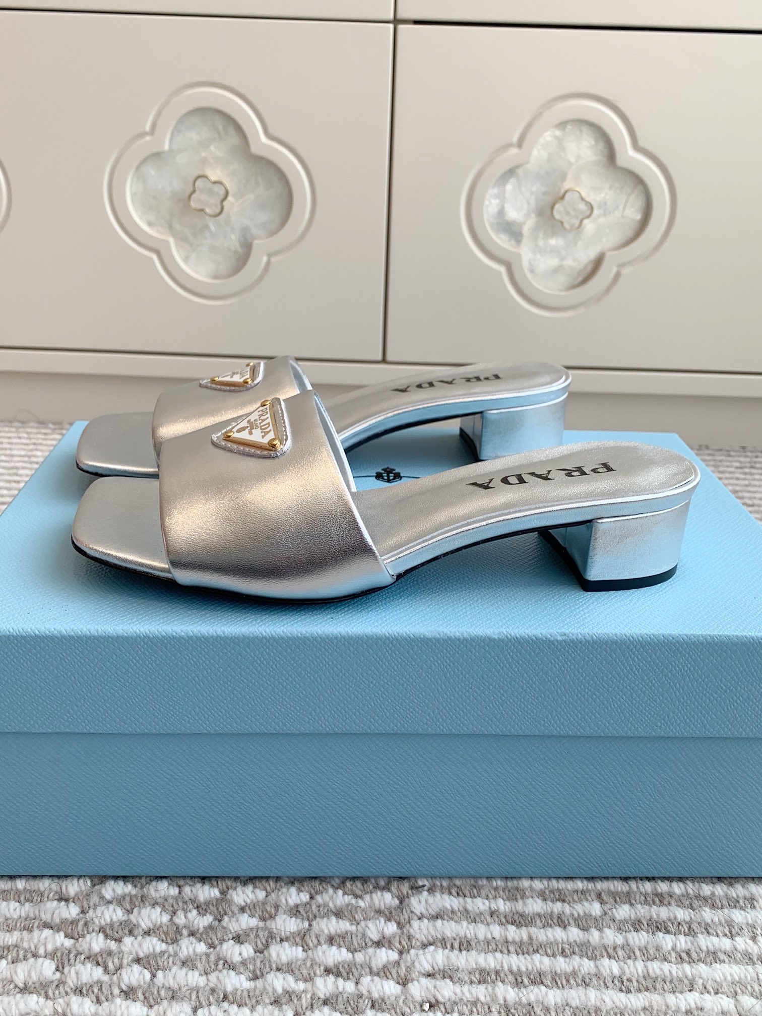 Prada Prada普拉达〰 新款 三角跟方头粗跟拖鞋