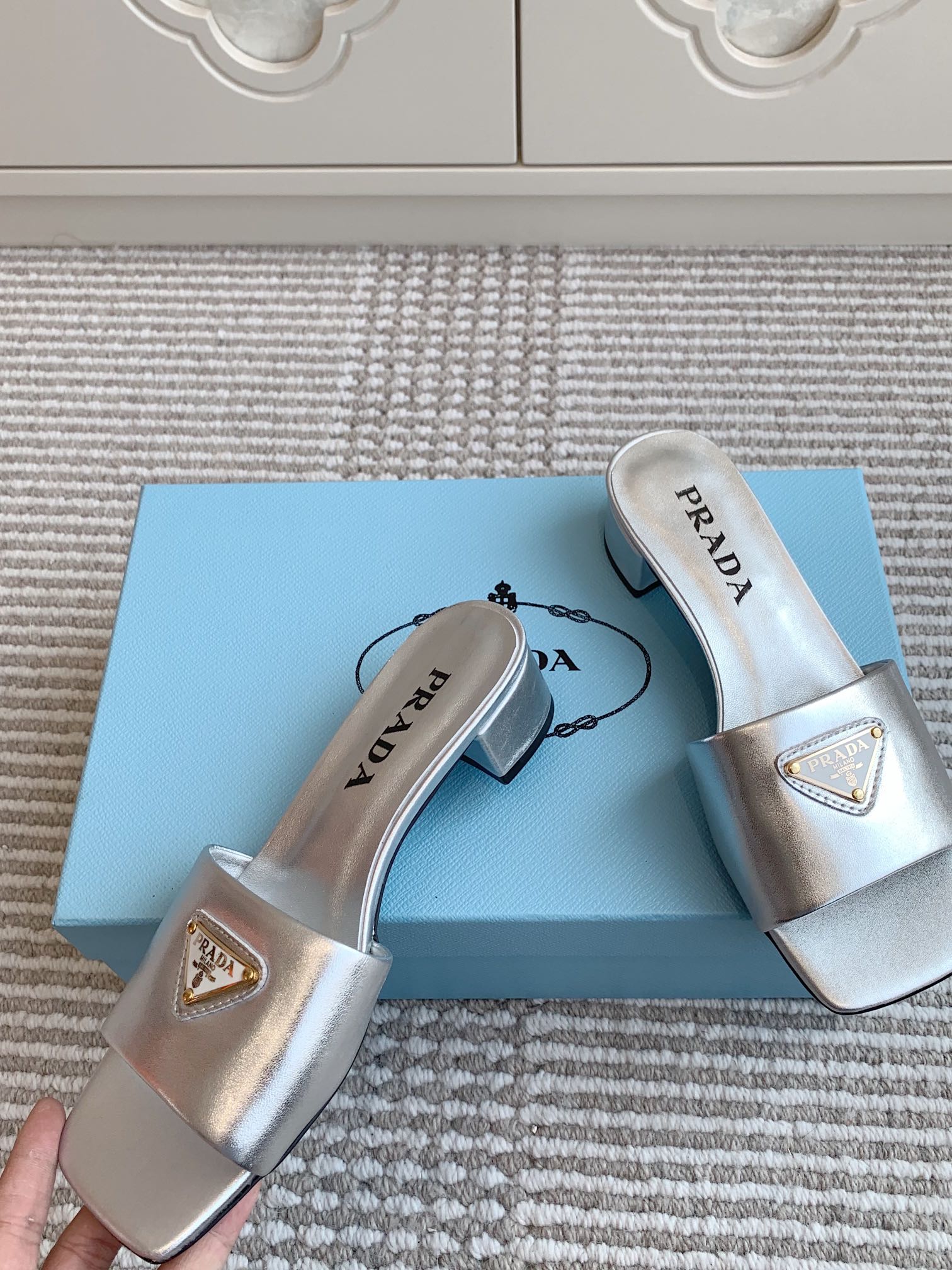 Prada Prada普拉达〰 新款 三角跟方头粗跟拖鞋