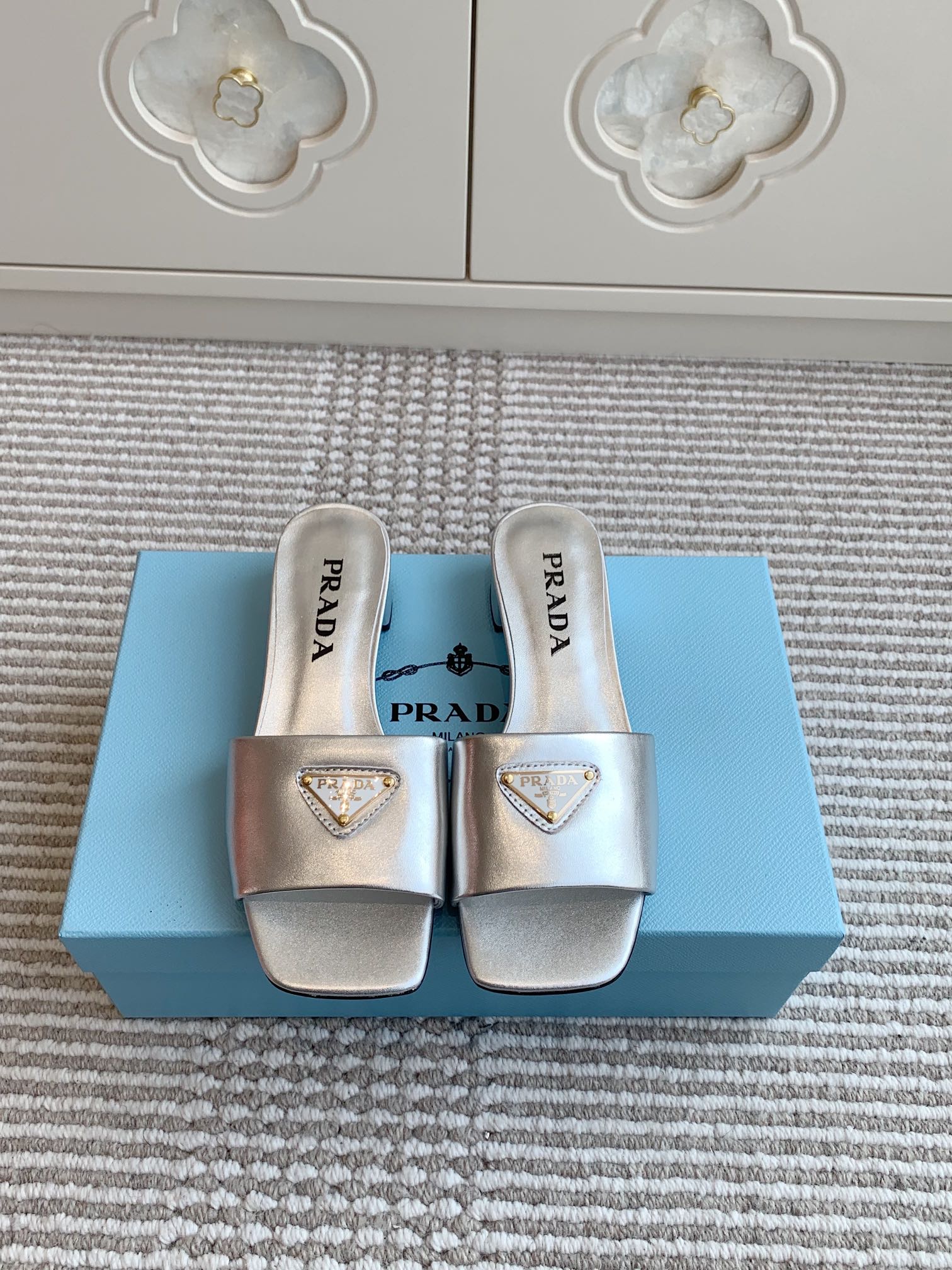 NO:782983,Batch Prada's new triangle logo triangle heel square toe thick heel slippers, top quality materials and craftsmanship, imported cowhide upper, original sheepskin lining, heel height 3.5cm, imported genuine leather outsole, size 35-40 (41 customized, non-returnable), slippers, prada, prada, slippers, cowhide, sheepskin, Leather soles19860909批 Prada普拉达新款三角标三角跟方头粗跟拖鞋 顶级品质 材质与工艺 鞋面进口牛皮面 内里原版羊皮内里 跟高3.5cm 进口真皮大底 size35-40（41定制不退换）,拖鞋,prada,prada,slippers,cowhide,sheepskin,Leather soles,Women's Shoes