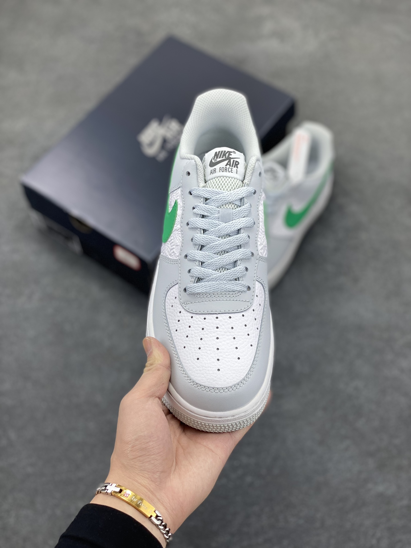 图片[2]-福利特价 Nike Air Force 1 Low 压花白灰绿 空军一号低帮运动休闲板鞋 原楦头原纸板 打造纯正空军版型#专注外贸渠道 全掌内置蜂窝气垫 #原盒配件 原厂中底钢印、拉帮完美 货号：FD0667-001 尺码：36 36.5 37.5 38 38.5 39 40 40.5 41 42 42.5 43 44 44.5 45-选品中心
