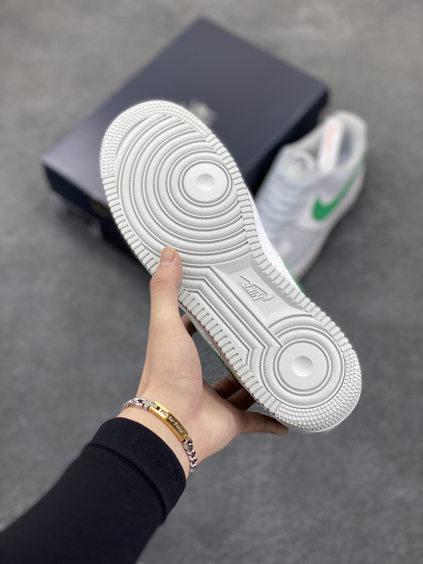 图片[5]-福利特价 Nike Air Force 1 Low 压花白灰绿 空军一号低帮运动休闲板鞋 原楦头原纸板 打造纯正空军版型#专注外贸渠道 全掌内置蜂窝气垫 #原盒配件 原厂中底钢印、拉帮完美 货号：FD0667-001 尺码：36 36.5 37.5 38 38.5 39 40 40.5 41 42 42.5 43 44 44.5 45-选品中心