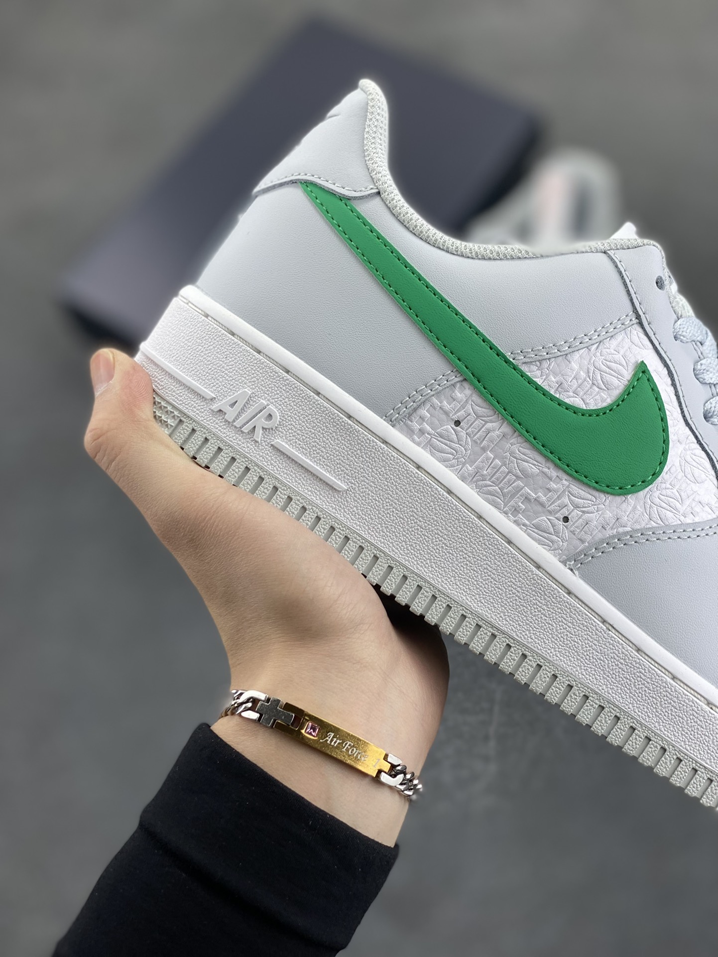 图片[6]-福利特价 Nike Air Force 1 Low 压花白灰绿 空军一号低帮运动休闲板鞋 原楦头原纸板 打造纯正空军版型#专注外贸渠道 全掌内置蜂窝气垫 #原盒配件 原厂中底钢印、拉帮完美 货号：FD0667-001 尺码：36 36.5 37.5 38 38.5 39 40 40.5 41 42 42.5 43 44 44.5 45-选品中心