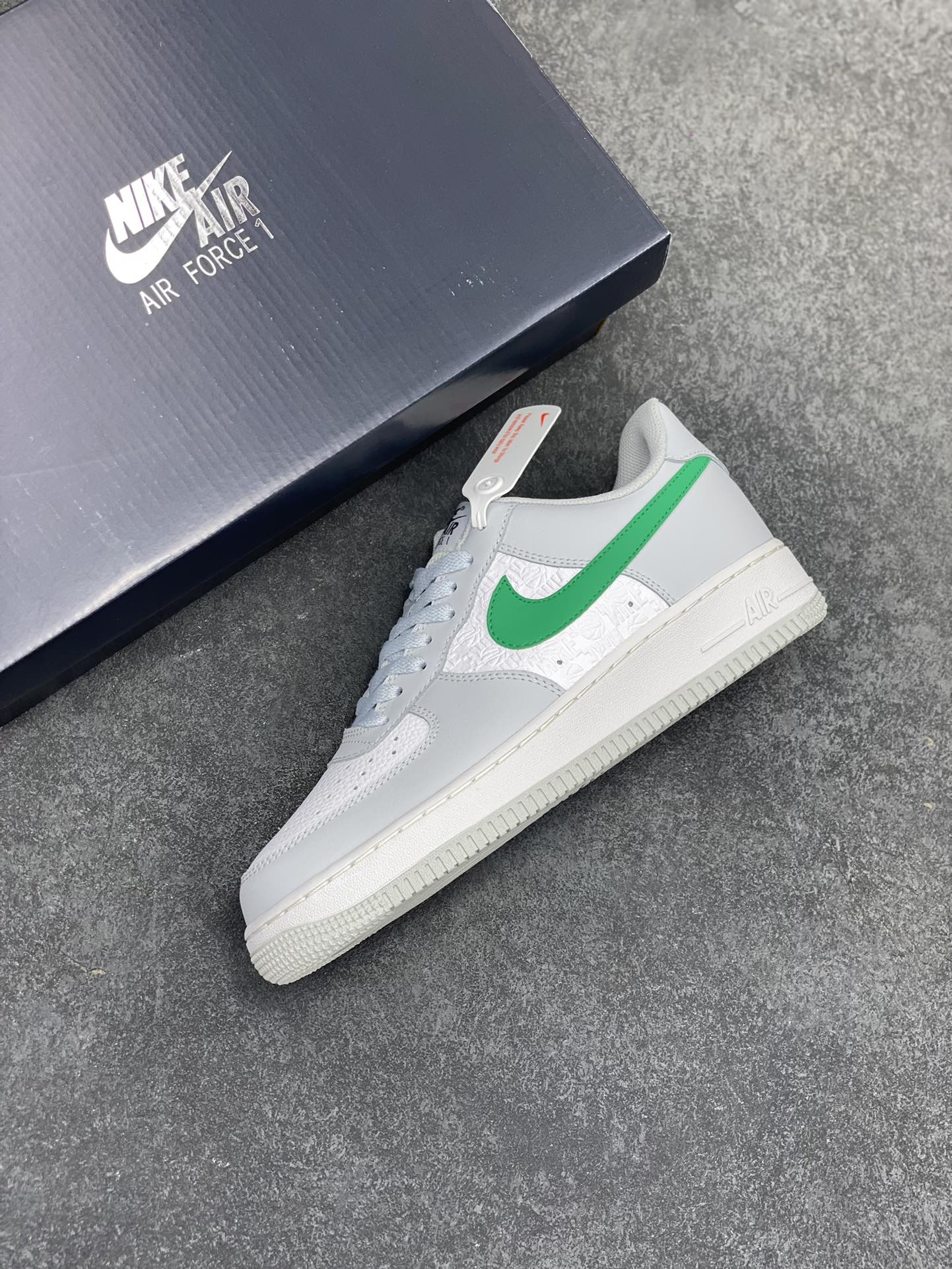 图片[7]-福利特价 Nike Air Force 1 Low 压花白灰绿 空军一号低帮运动休闲板鞋 原楦头原纸板 打造纯正空军版型#专注外贸渠道 全掌内置蜂窝气垫 #原盒配件 原厂中底钢印、拉帮完美 货号：FD0667-001 尺码：36 36.5 37.5 38 38.5 39 40 40.5 41 42 42.5 43 44 44.5 45-选品中心