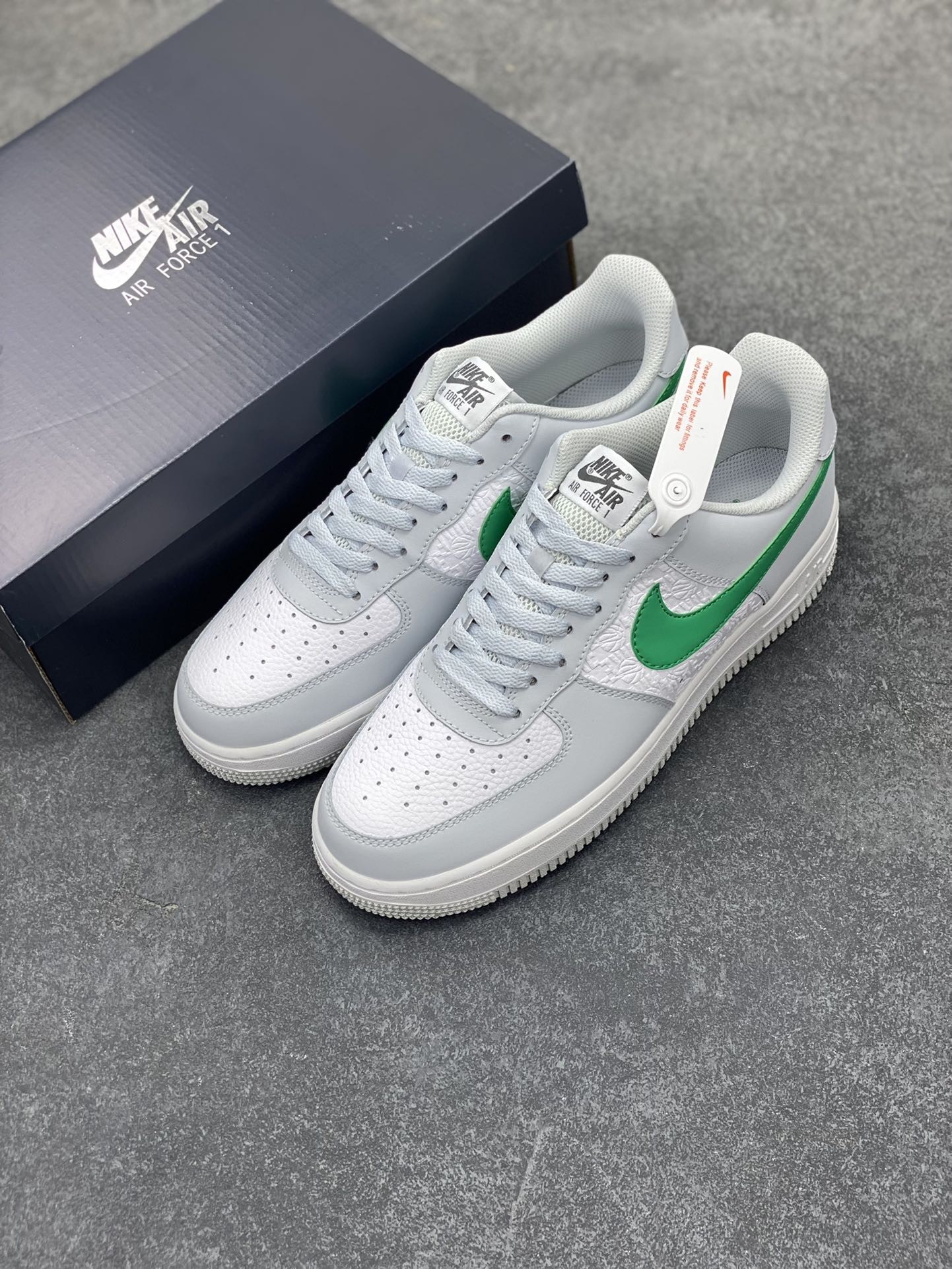 图片[8]-福利特价 Nike Air Force 1 Low 压花白灰绿 空军一号低帮运动休闲板鞋 原楦头原纸板 打造纯正空军版型#专注外贸渠道 全掌内置蜂窝气垫 #原盒配件 原厂中底钢印、拉帮完美 货号：FD0667-001 尺码：36 36.5 37.5 38 38.5 39 40 40.5 41 42 42.5 43 44 44.5 45-选品中心