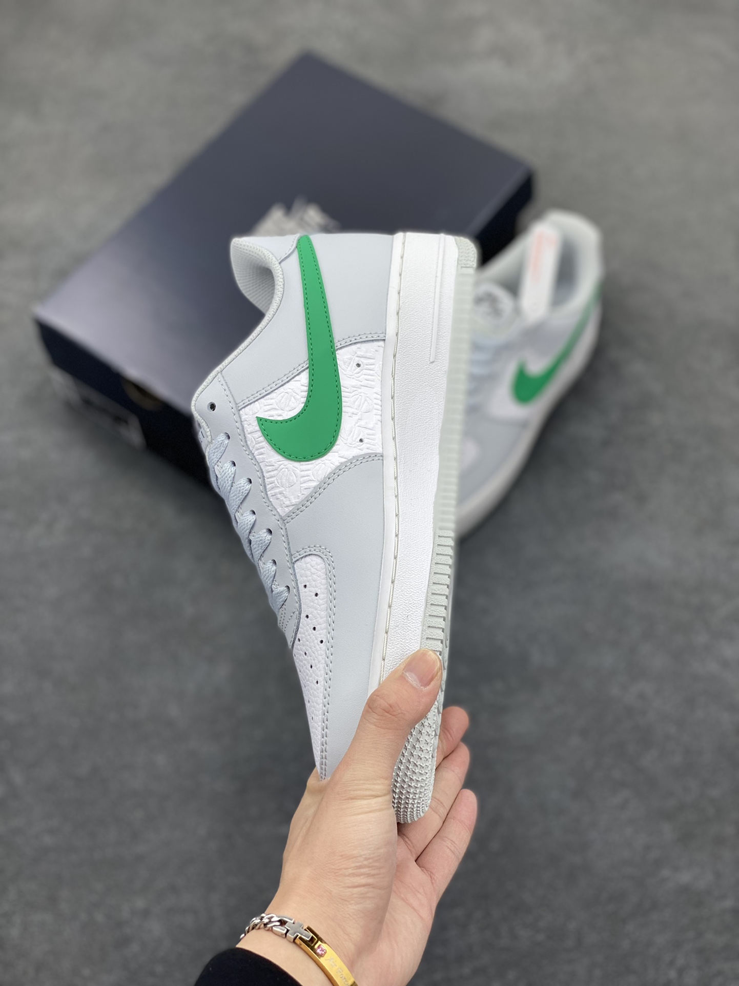 图片[3]-福利特价 Nike Air Force 1 Low 压花白灰绿 空军一号低帮运动休闲板鞋 原楦头原纸板 打造纯正空军版型#专注外贸渠道 全掌内置蜂窝气垫 #原盒配件 原厂中底钢印、拉帮完美 货号：FD0667-001 尺码：36 36.5 37.5 38 38.5 39 40 40.5 41 42 42.5 43 44 44.5 45-选品中心