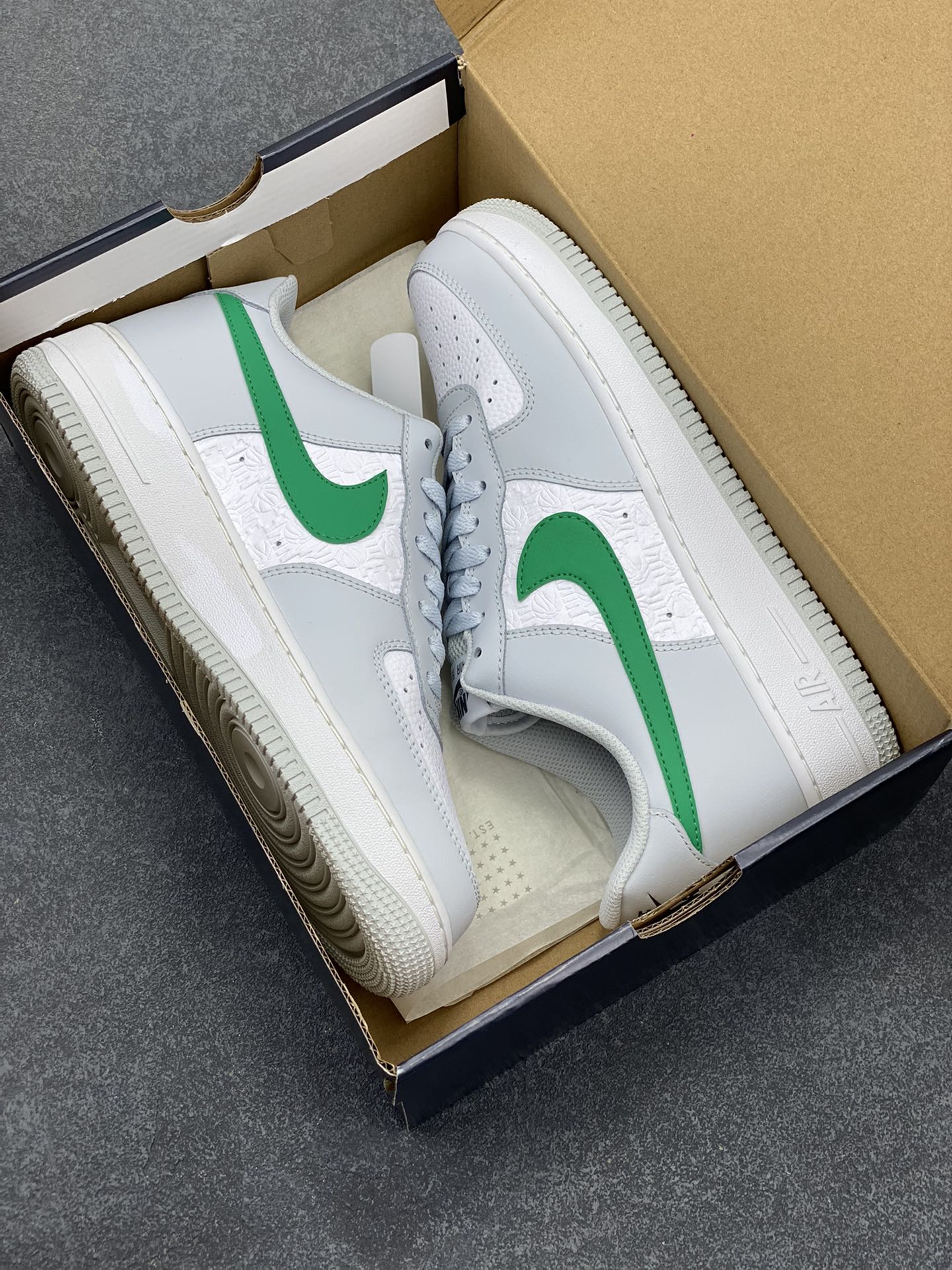 图片[9]-福利特价 Nike Air Force 1 Low 压花白灰绿 空军一号低帮运动休闲板鞋 原楦头原纸板 打造纯正空军版型#专注外贸渠道 全掌内置蜂窝气垫 #原盒配件 原厂中底钢印、拉帮完美 货号：FD0667-001 尺码：36 36.5 37.5 38 38.5 39 40 40.5 41 42 42.5 43 44 44.5 45-选品中心