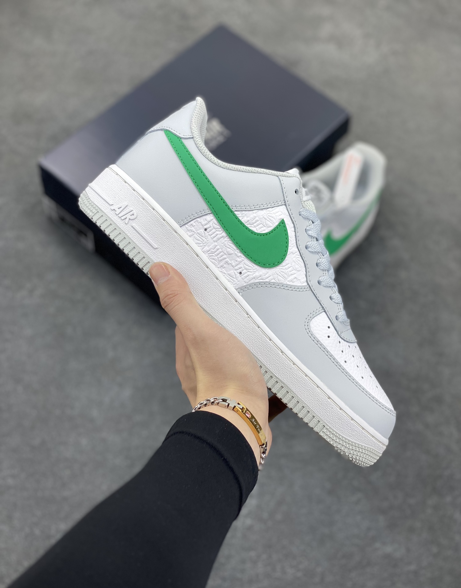 福利特价 Nike Air Force 1 Low 压花白灰绿 空军一号低帮运动休闲板鞋 原楦头原纸板 打造纯正空军版型#专注外贸渠道 全掌内置蜂窝气垫 #原盒配件 原厂中底钢印、拉帮完美 货号：FD0667-001 尺码：36 36.5 37.5 38 38.5 39 40 40.5 41 42 42.5 43 44 44.5 45-选品中心