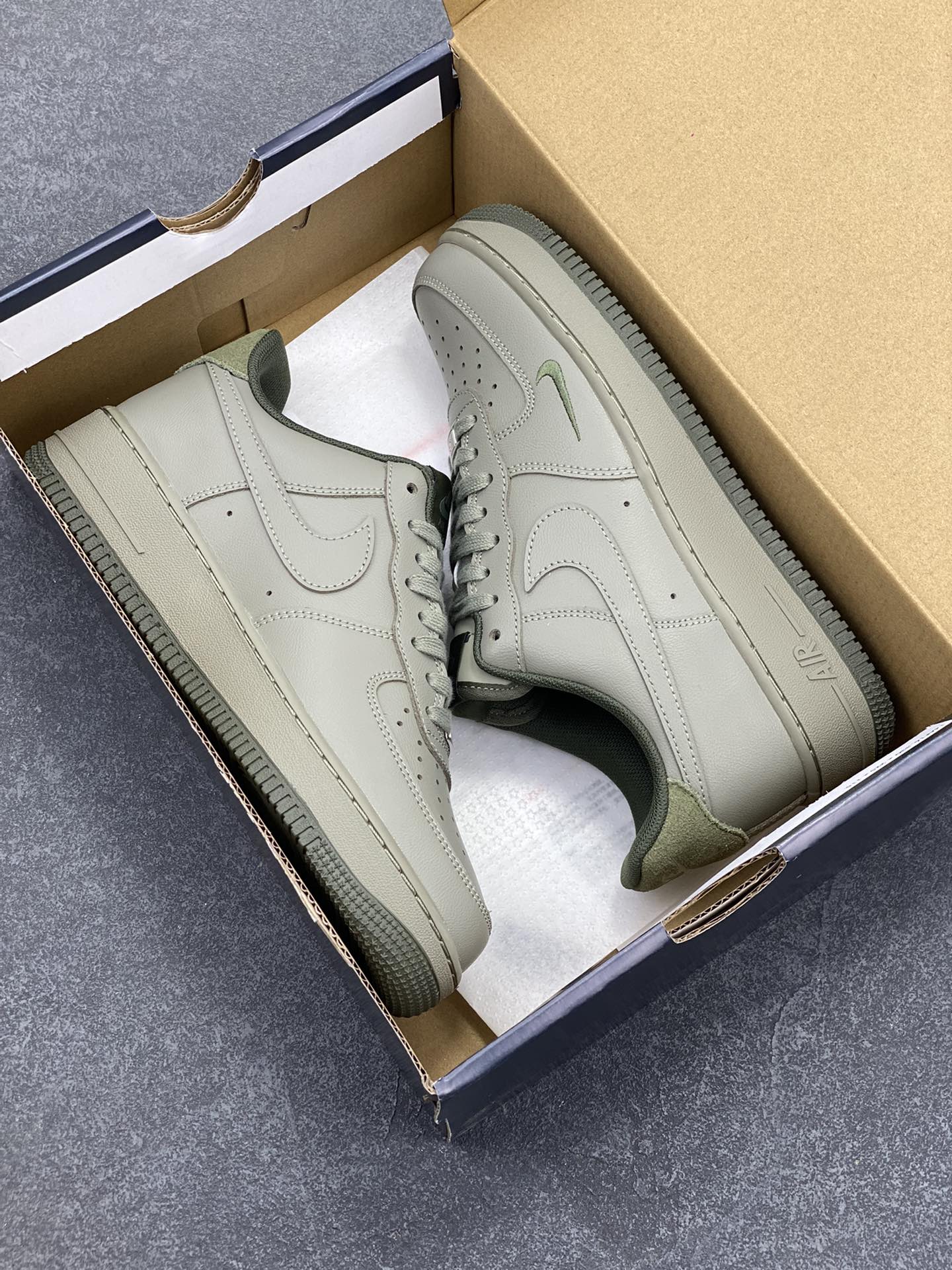 图片[9]-Air Force 1\’ 07 浅军绿小勾 原楦头原纸板 打造纯正空军版型 专注外贸渠道 全掌内置蜂窝气垫 #原盒配件 原厂中底钢印、拉帮完美 货号：HM9483-300 尺码：36 36.5 37.5 38 38.5 39 40 40.5 41 42 42.5 43 44 44.5 45-选品中心