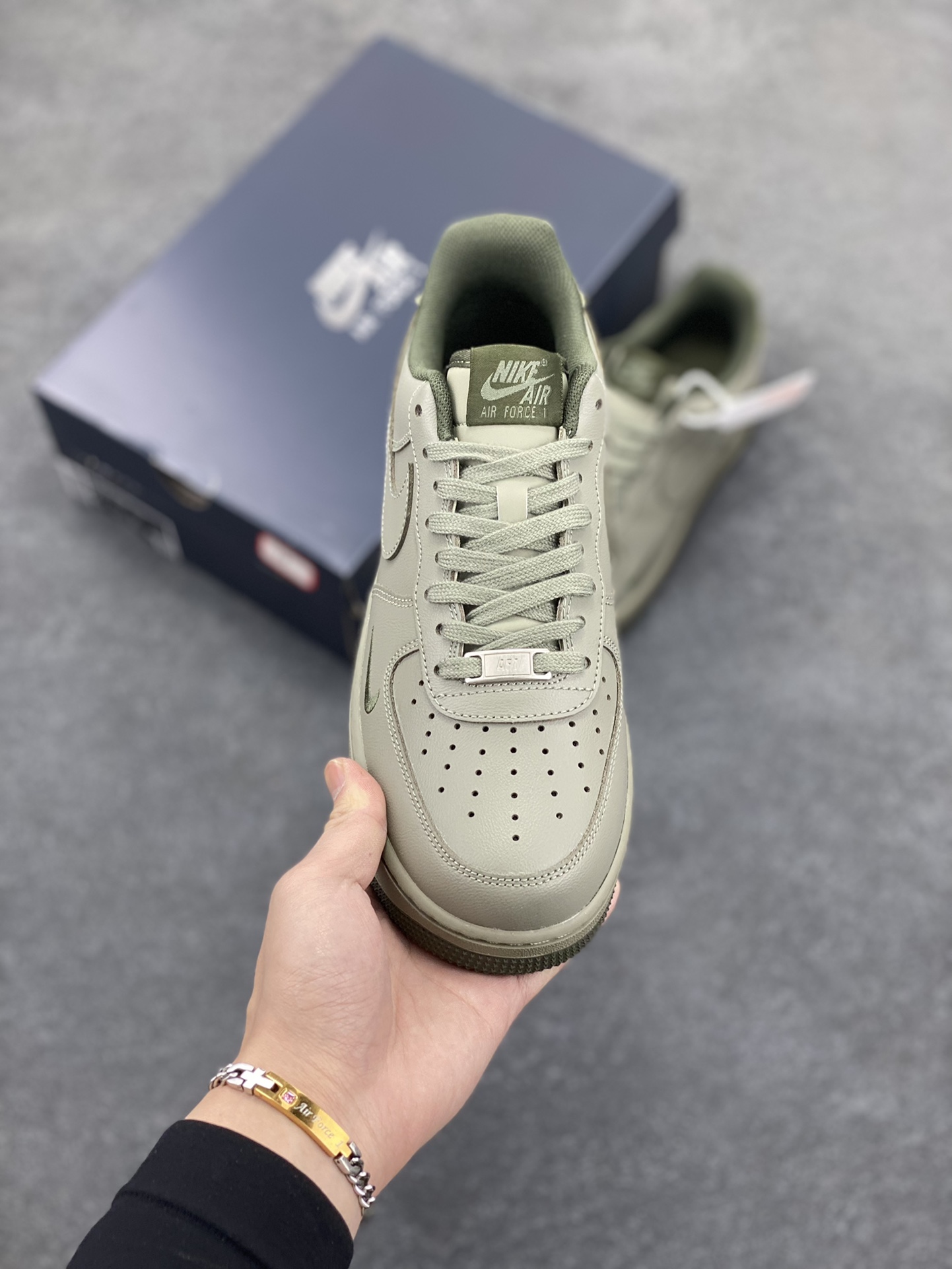 图片[2]-Air Force 1\’ 07 浅军绿小勾 原楦头原纸板 打造纯正空军版型 专注外贸渠道 全掌内置蜂窝气垫 #原盒配件 原厂中底钢印、拉帮完美 货号：HM9483-300 尺码：36 36.5 37.5 38 38.5 39 40 40.5 41 42 42.5 43 44 44.5 45-选品中心