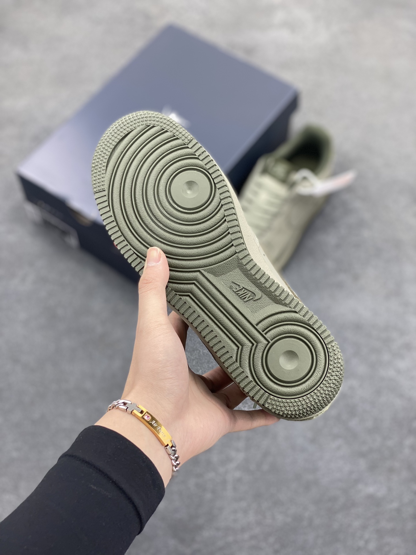 图片[5]-Air Force 1\’ 07 浅军绿小勾 原楦头原纸板 打造纯正空军版型 专注外贸渠道 全掌内置蜂窝气垫 #原盒配件 原厂中底钢印、拉帮完美 货号：HM9483-300 尺码：36 36.5 37.5 38 38.5 39 40 40.5 41 42 42.5 43 44 44.5 45-选品中心