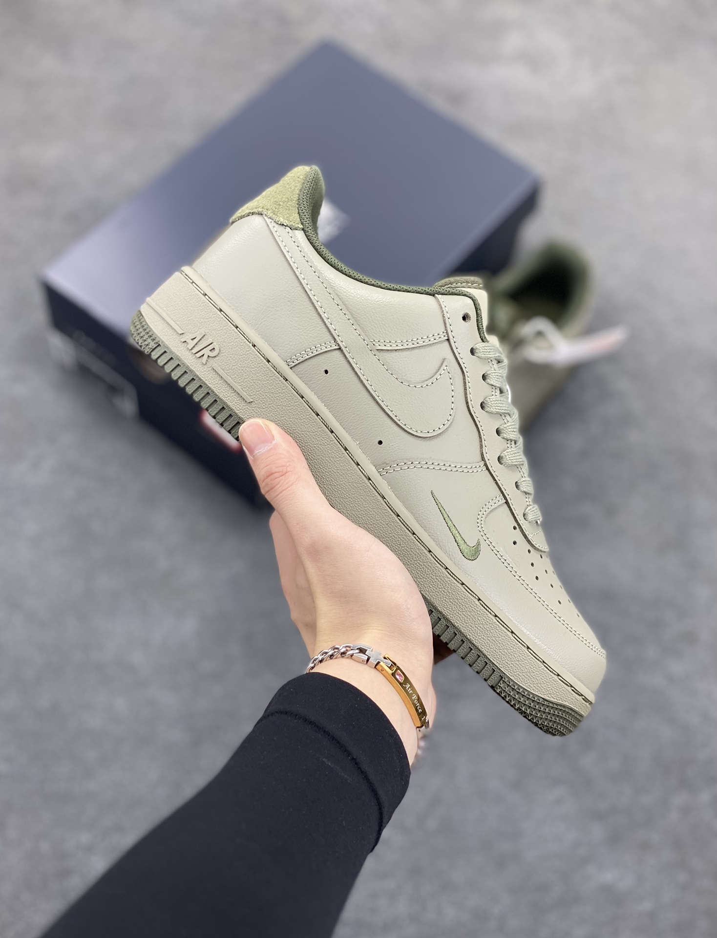 Air Force 1\' 07 浅军绿小勾 原楦头原纸板 打造纯正空军版型 专注外贸渠道 全掌内置蜂窝气垫 #原盒配件 原厂中底钢印、拉帮完美 货号：HM9483-300 尺码：36 36.5 37.5 38 38.5 39 40 40.5 41 42 42.5 43 44 44.5 45-选品中心