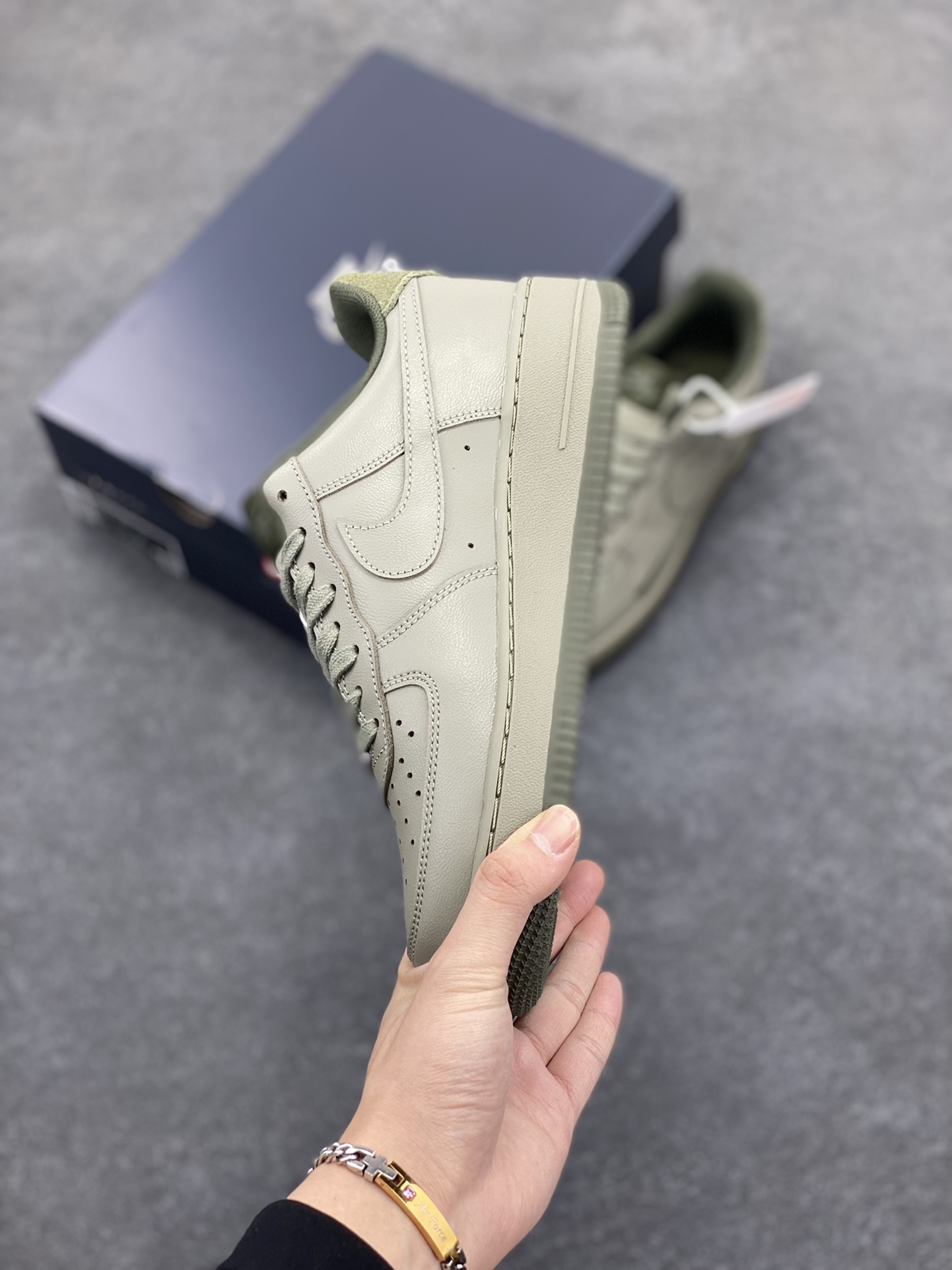 图片[3]-Air Force 1\’ 07 浅军绿小勾 原楦头原纸板 打造纯正空军版型 专注外贸渠道 全掌内置蜂窝气垫 #原盒配件 原厂中底钢印、拉帮完美 货号：HM9483-300 尺码：36 36.5 37.5 38 38.5 39 40 40.5 41 42 42.5 43 44 44.5 45-选品中心