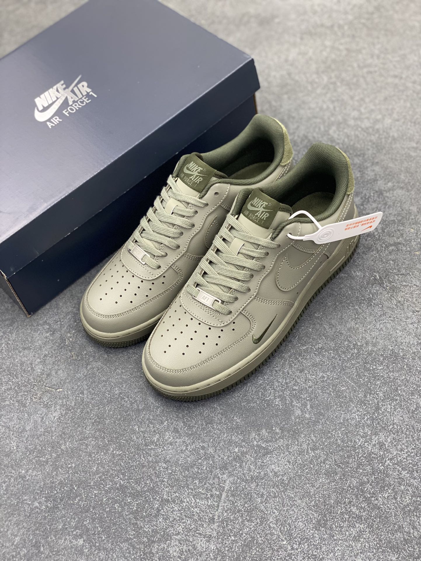 图片[8]-Air Force 1\’ 07 浅军绿小勾 原楦头原纸板 打造纯正空军版型 专注外贸渠道 全掌内置蜂窝气垫 #原盒配件 原厂中底钢印、拉帮完美 货号：HM9483-300 尺码：36 36.5 37.5 38 38.5 39 40 40.5 41 42 42.5 43 44 44.5 45-选品中心